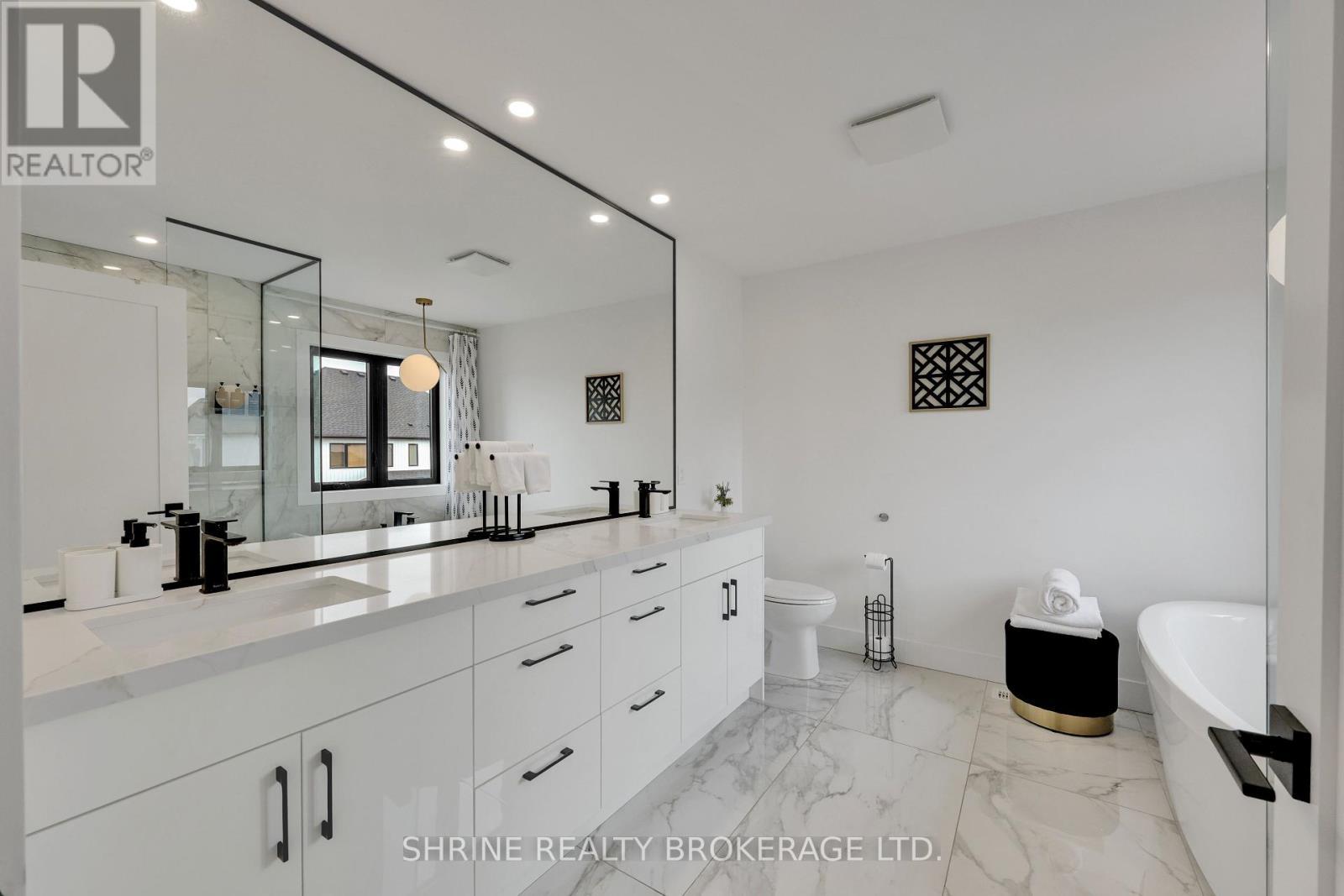 1866 Fountain Grass Drive, London South (South B), ON - Indoor Photo Showing Bathroom