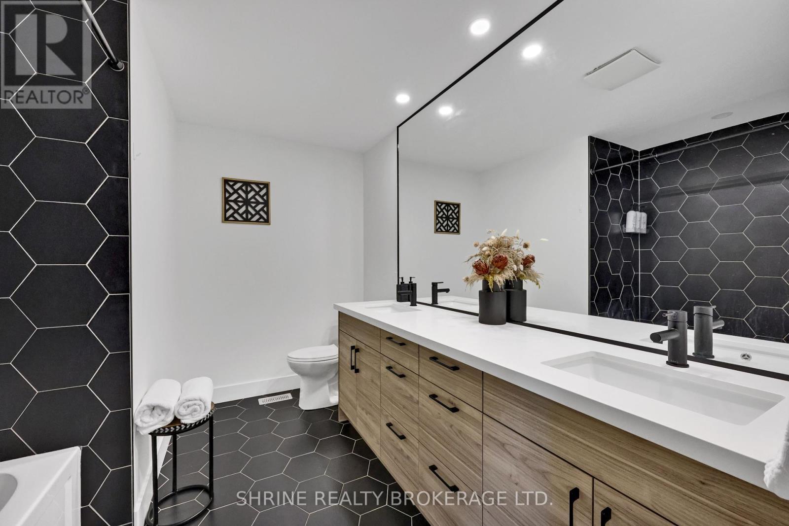 1866 Fountain Grass Drive, London South (South B), ON - Indoor Photo Showing Bathroom
