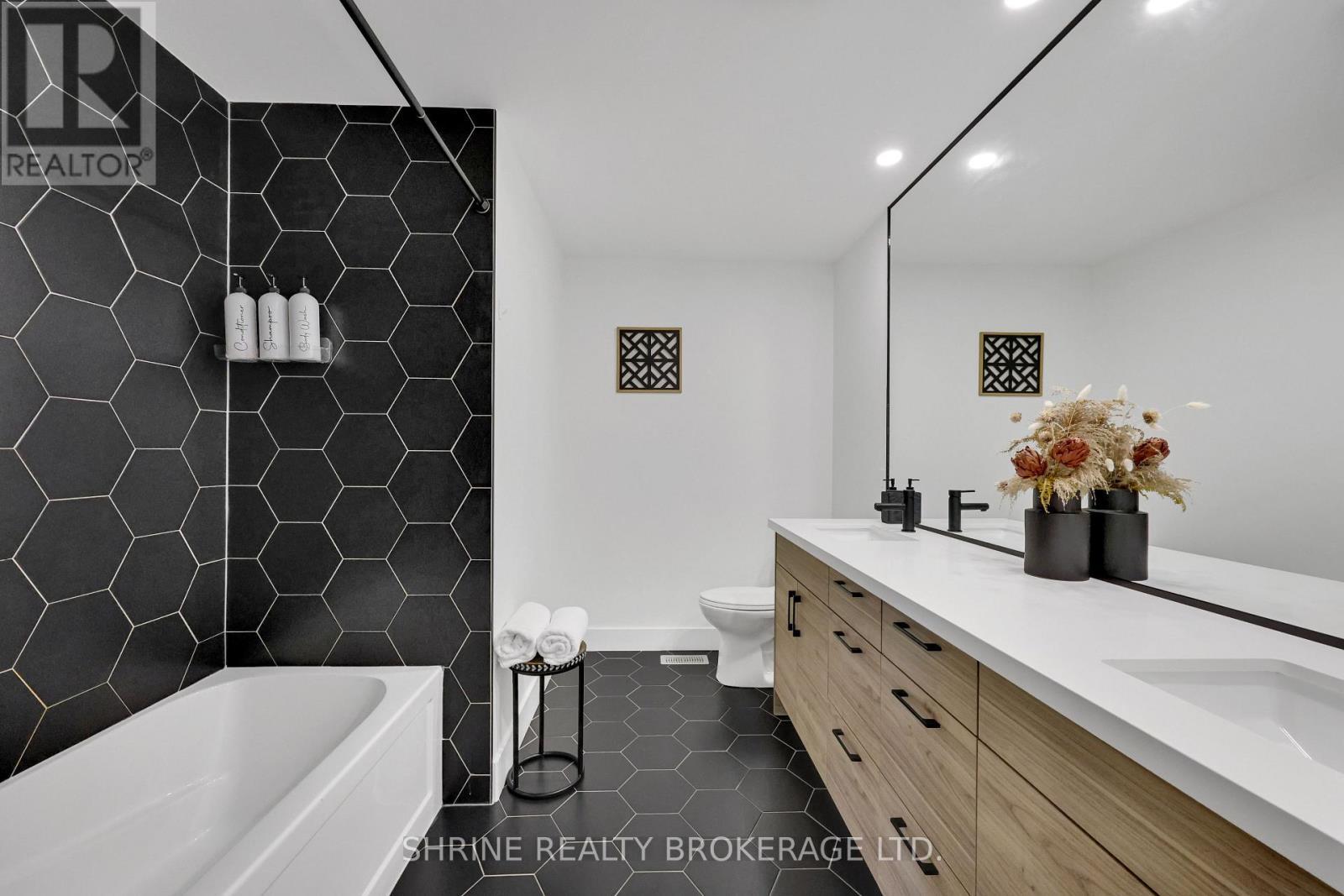 1866 Fountain Grass Drive, London South (South B), ON - Indoor Photo Showing Bathroom