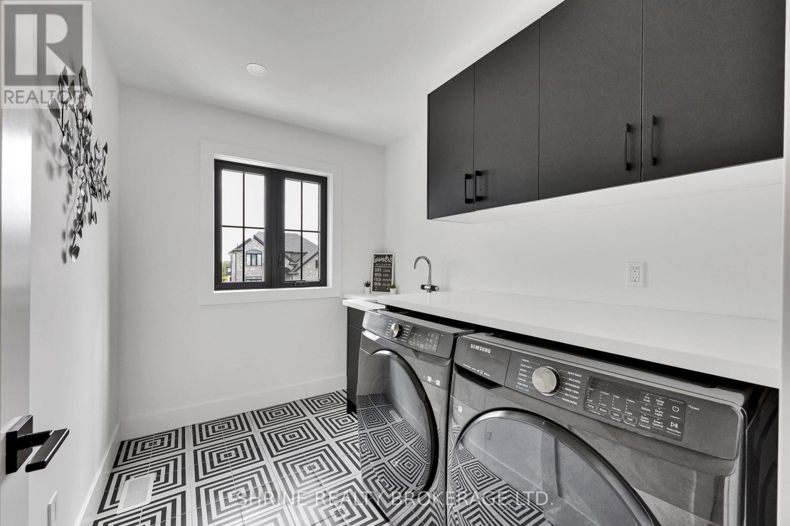 1866 Fountain Grass Drive, London South (South B), ON - Indoor Photo Showing Laundry Room