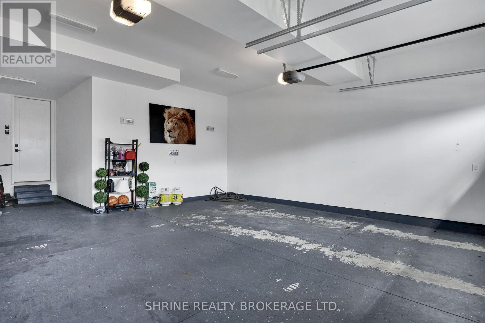 1866 Fountain Grass Drive, London South (South B), ON - Indoor Photo Showing Garage