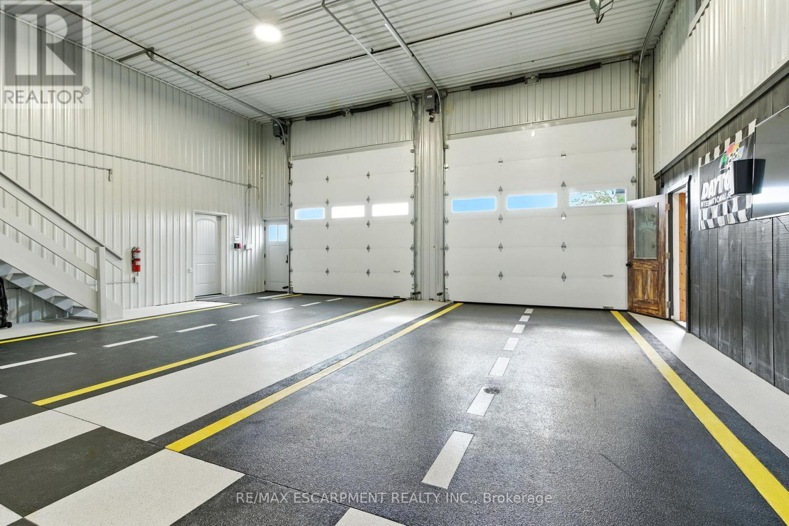 437 6Th Concession Road E, Hamilton, ON - Indoor Photo Showing Garage