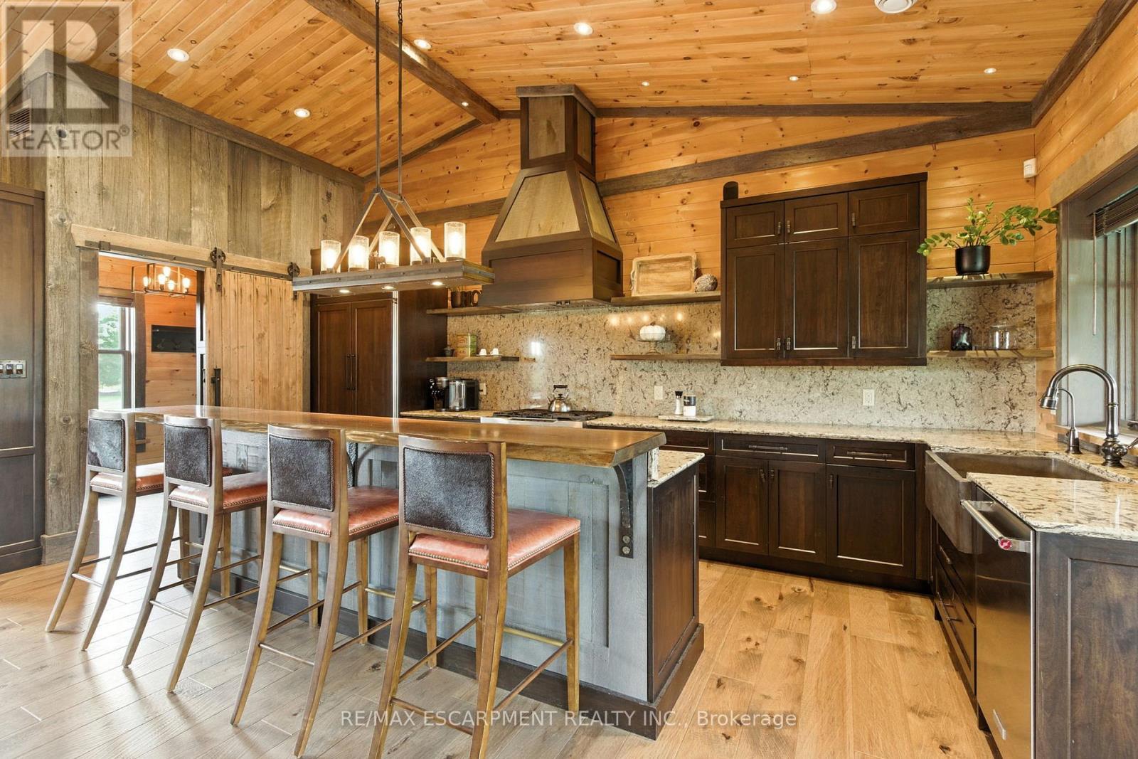 437 6Th Concession Road E, Hamilton, ON - Indoor Photo Showing Kitchen With Upgraded Kitchen