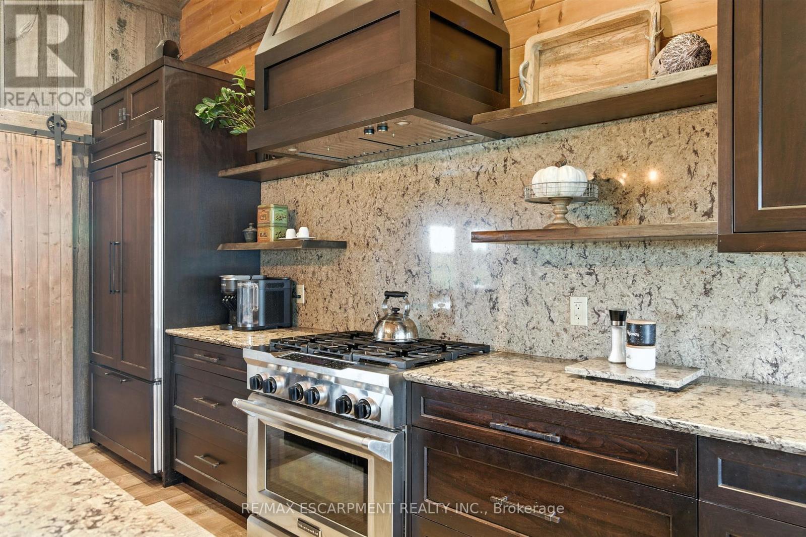 437 6Th Concession Road E, Hamilton, ON - Indoor Photo Showing Kitchen With Upgraded Kitchen