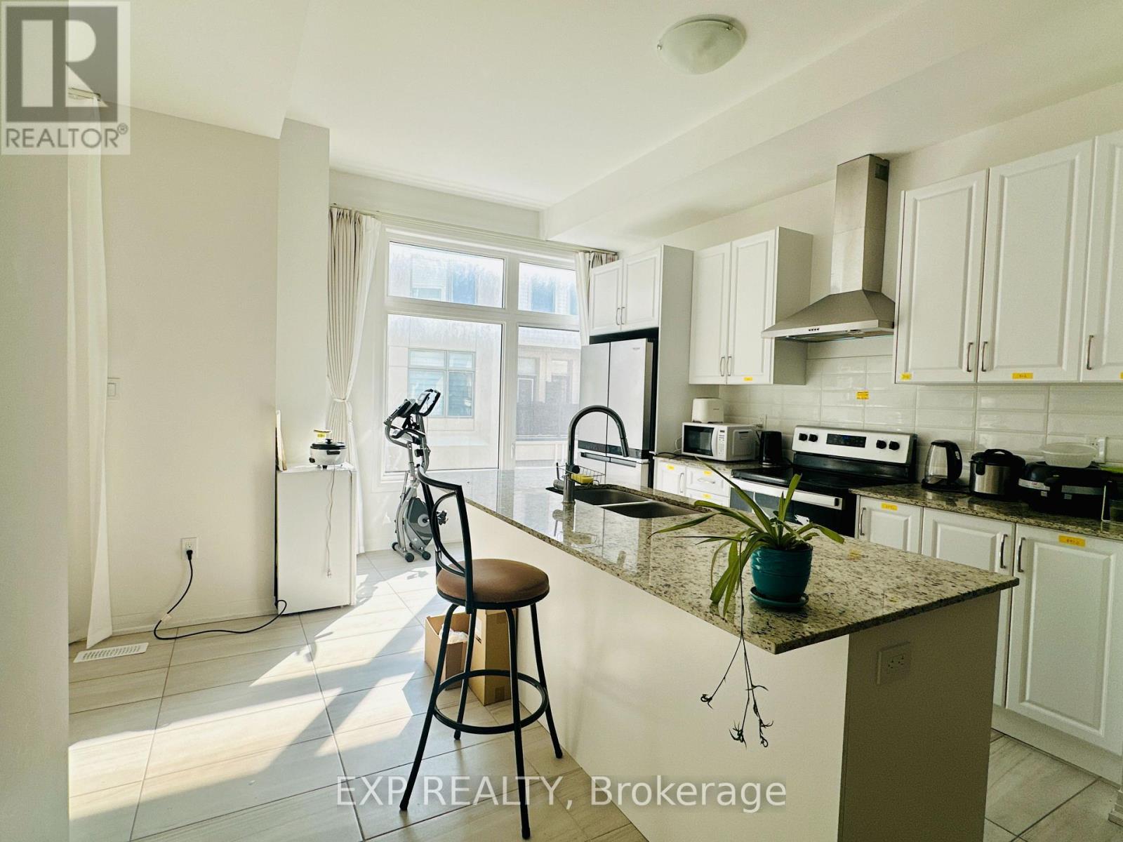 27 Albert Firman Lane, Markham, ON - Indoor Photo Showing Kitchen With Double Sink With Upgraded Kitchen