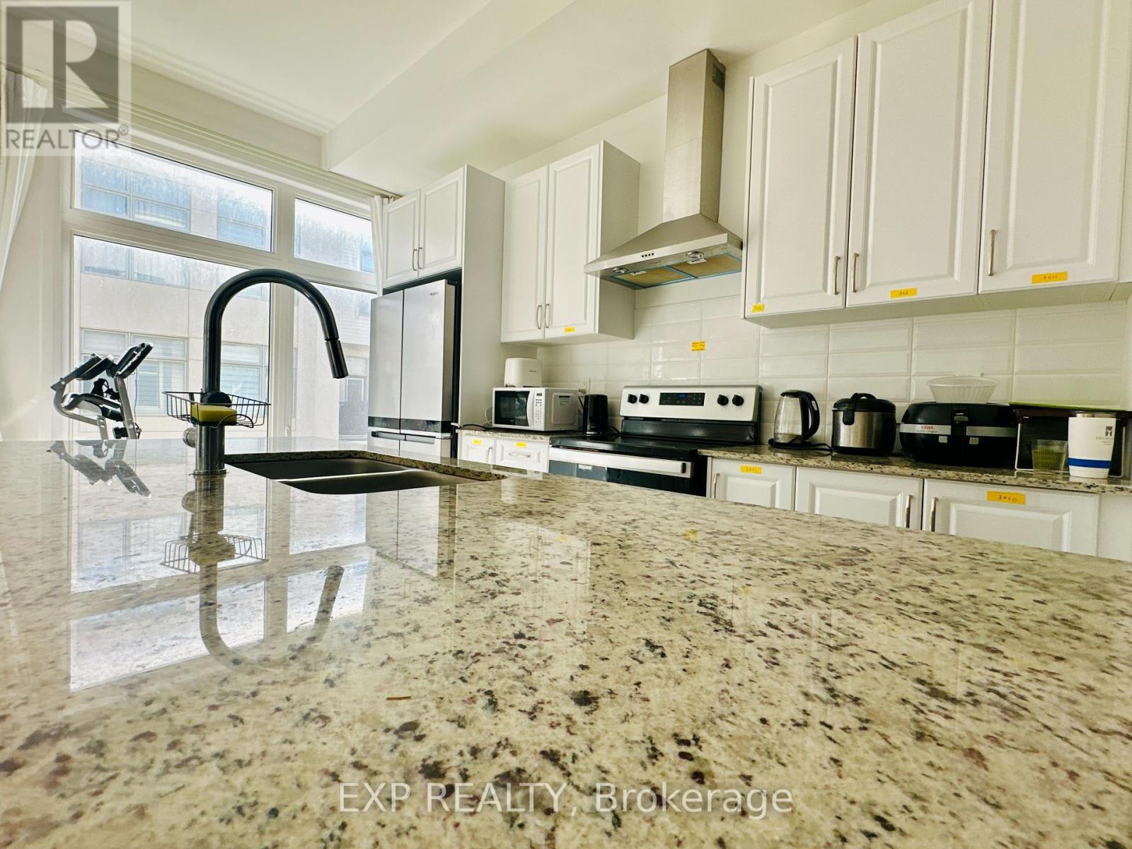 27 Albert Firman Lane, Markham, ON - Indoor Photo Showing Kitchen With Double Sink