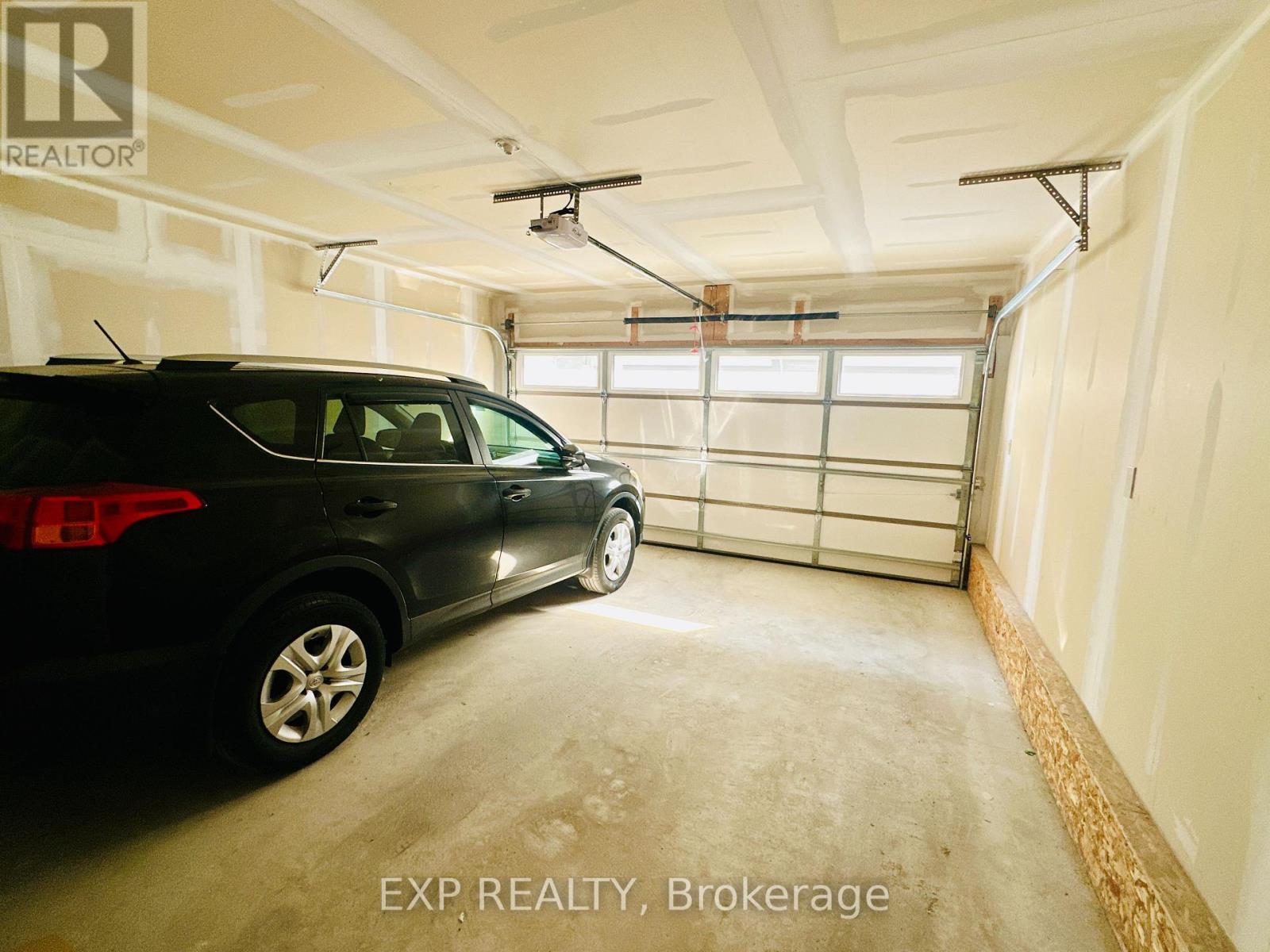 27 Albert Firman Lane, Markham, ON - Indoor Photo Showing Garage