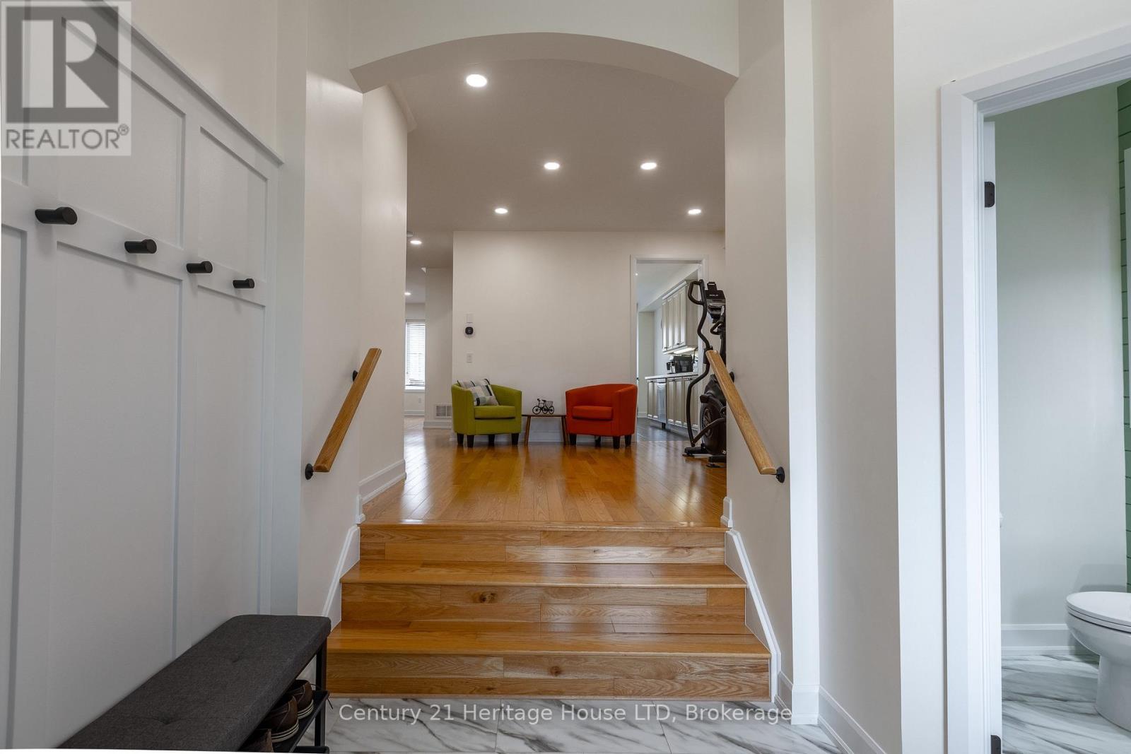 Quartz counters - 5 Juneberry Road, Thorold (Confederation Heights), ON - Indoor Photo Showing Kitchen With Upgraded Kitchen