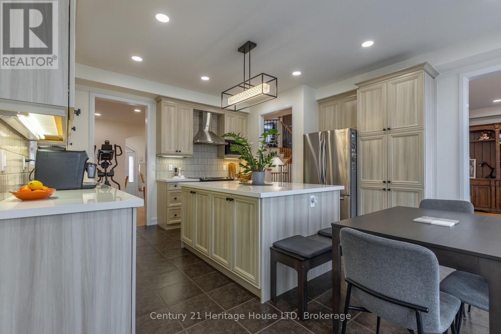 Walk out from Kitchen to back deck - 5 Juneberry Road, Thorold (Confederation Heights), ON - Indoor