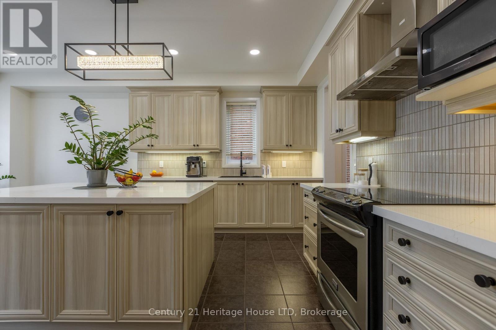 Hardwood throughout top three floors - 5 Juneberry Road, Thorold (Confederation Heights), ON - Indoor Photo Showing Living Room