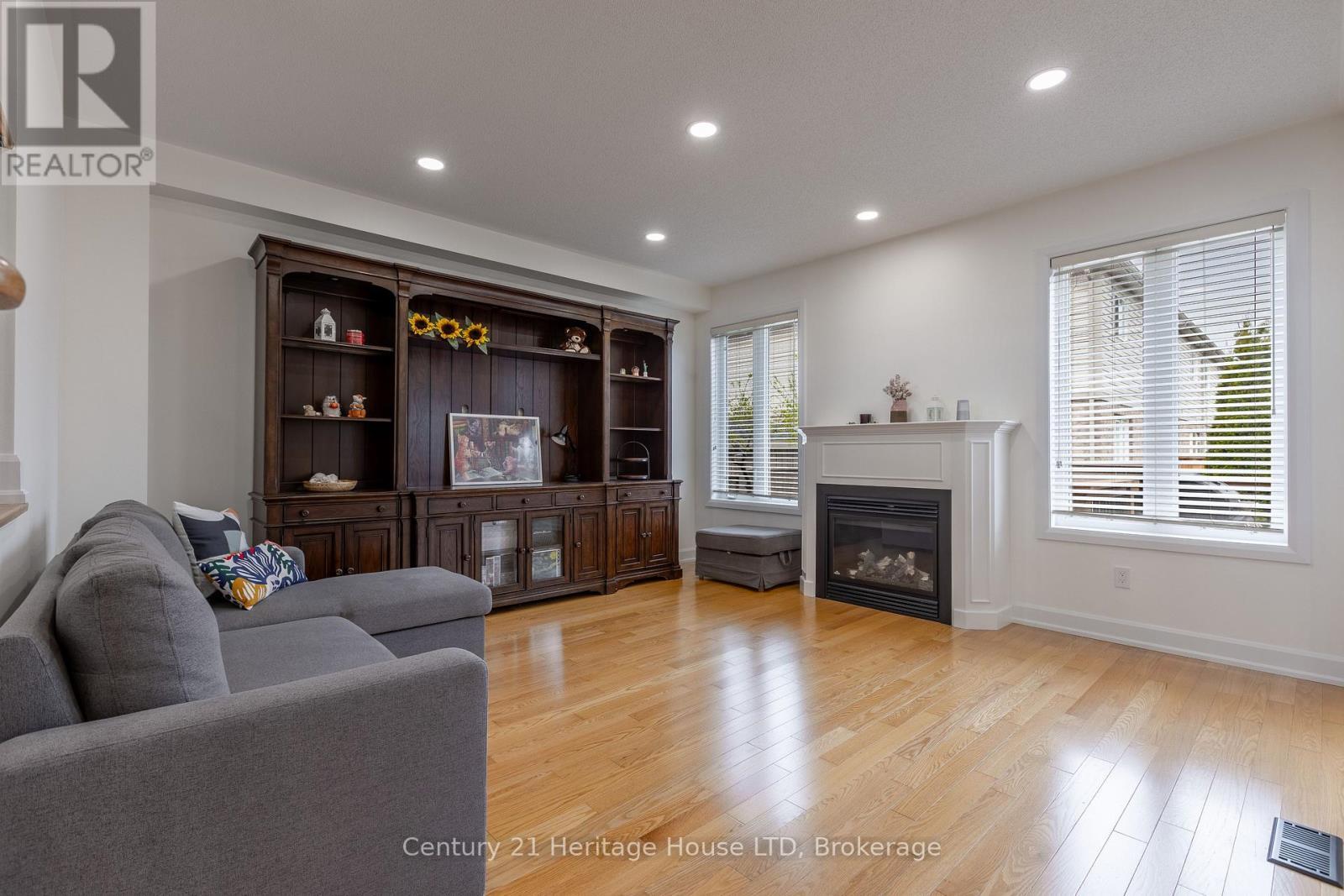 Upgraded banisters and railings - 5 Juneberry Road, Thorold (Confederation Heights), ON - Indoor Photo Showing Other Room