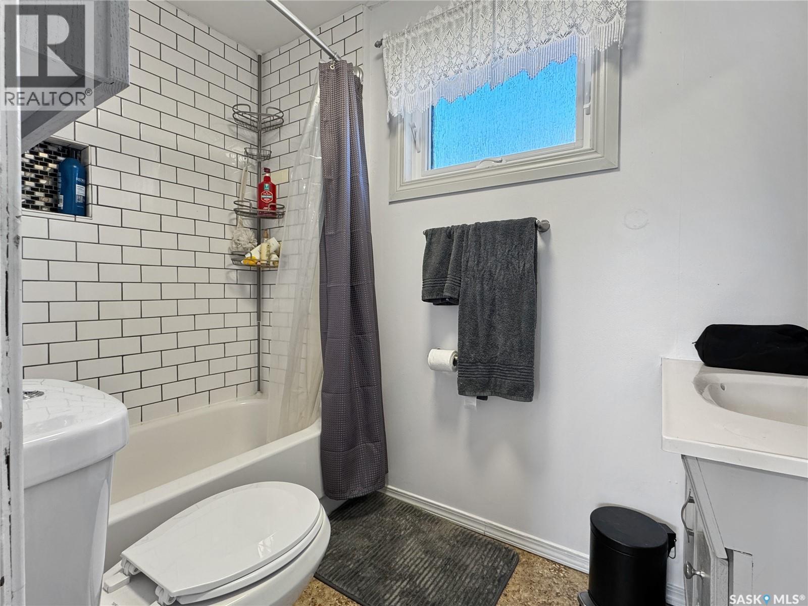 220 2Nd Avenue W, Maidstone, SK - Indoor Photo Showing Bathroom