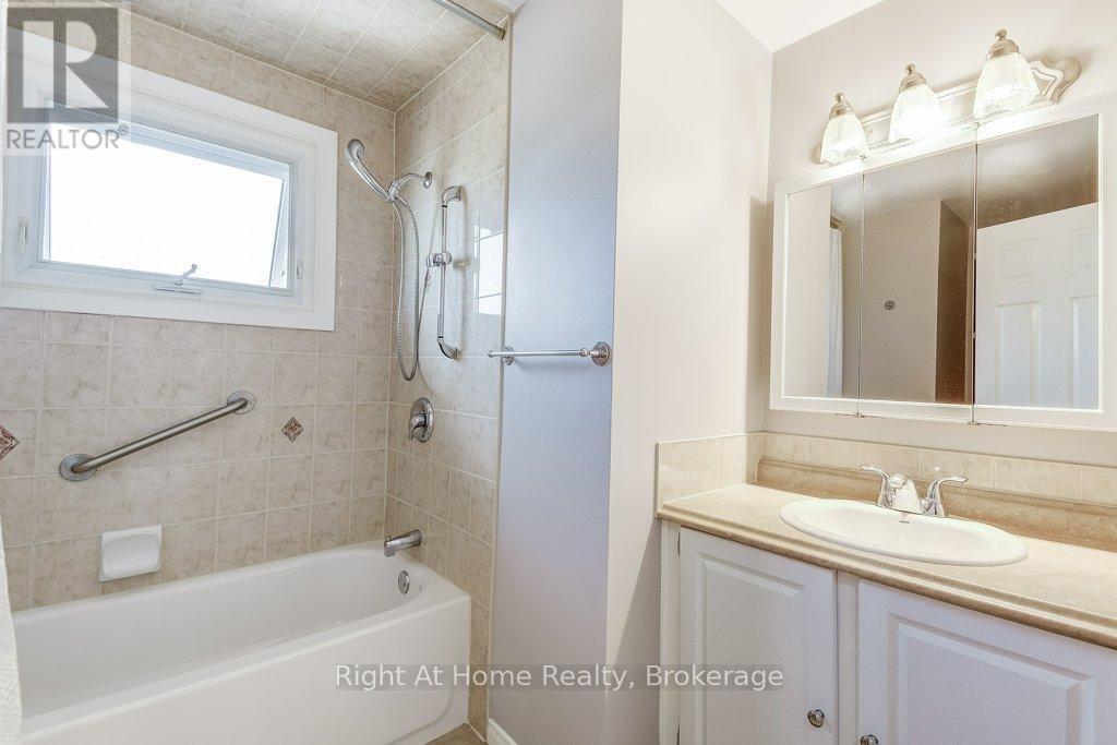207 Montmorency Drive, Hamilton (Red Hill), ON - Indoor Photo Showing Bathroom