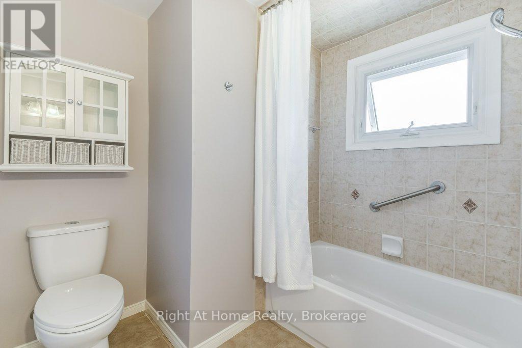 207 Montmorency Drive, Hamilton (Red Hill), ON - Indoor Photo Showing Bathroom