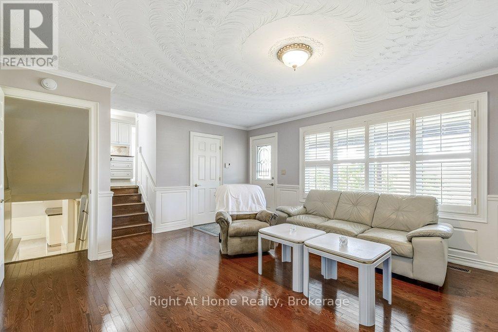 Family rm with hardwood floor and access to yard - 207 Montmorency Drive, Hamilton (Red Hill), ON - Indoor Photo Showing Living Room