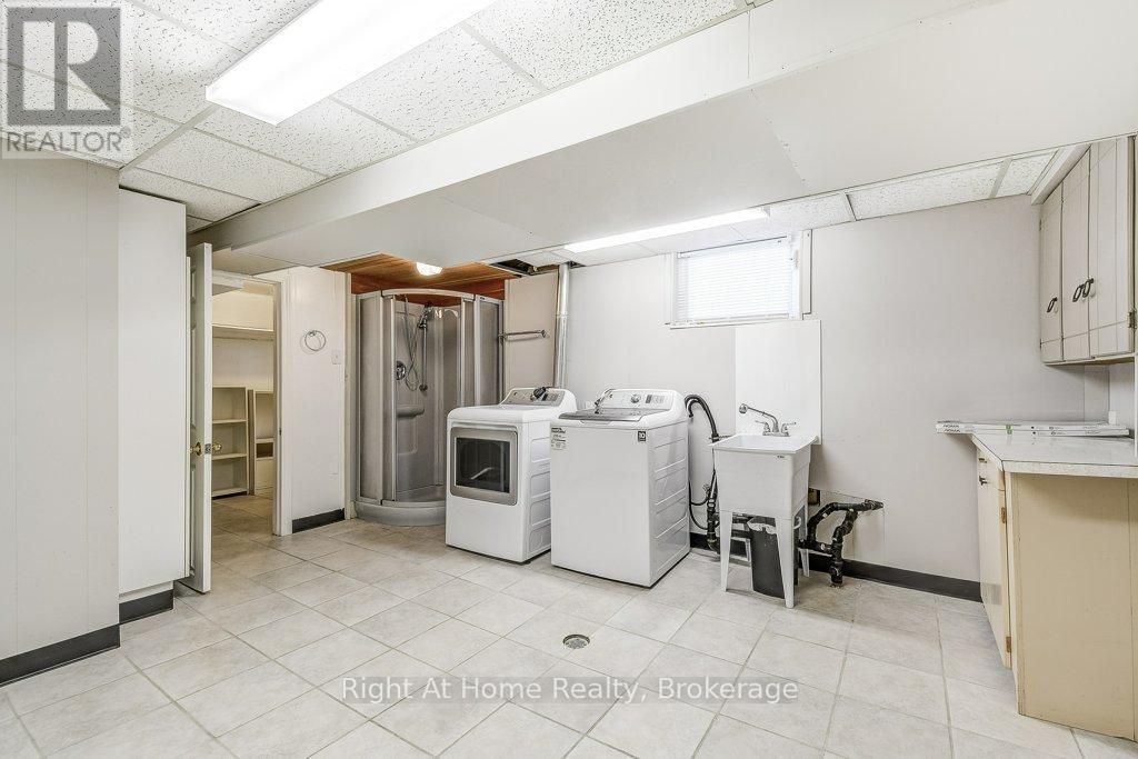 Laundry room with xtra shower - 207 Montmorency Drive, Hamilton (Red Hill), ON - Indoor Photo Showing Laundry Room