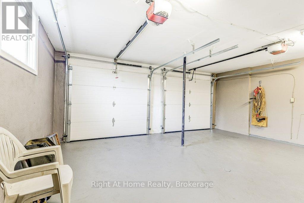 Bright double garage - 207 Montmorency Drive, Hamilton (Red Hill), ON - Indoor Photo Showing Garage