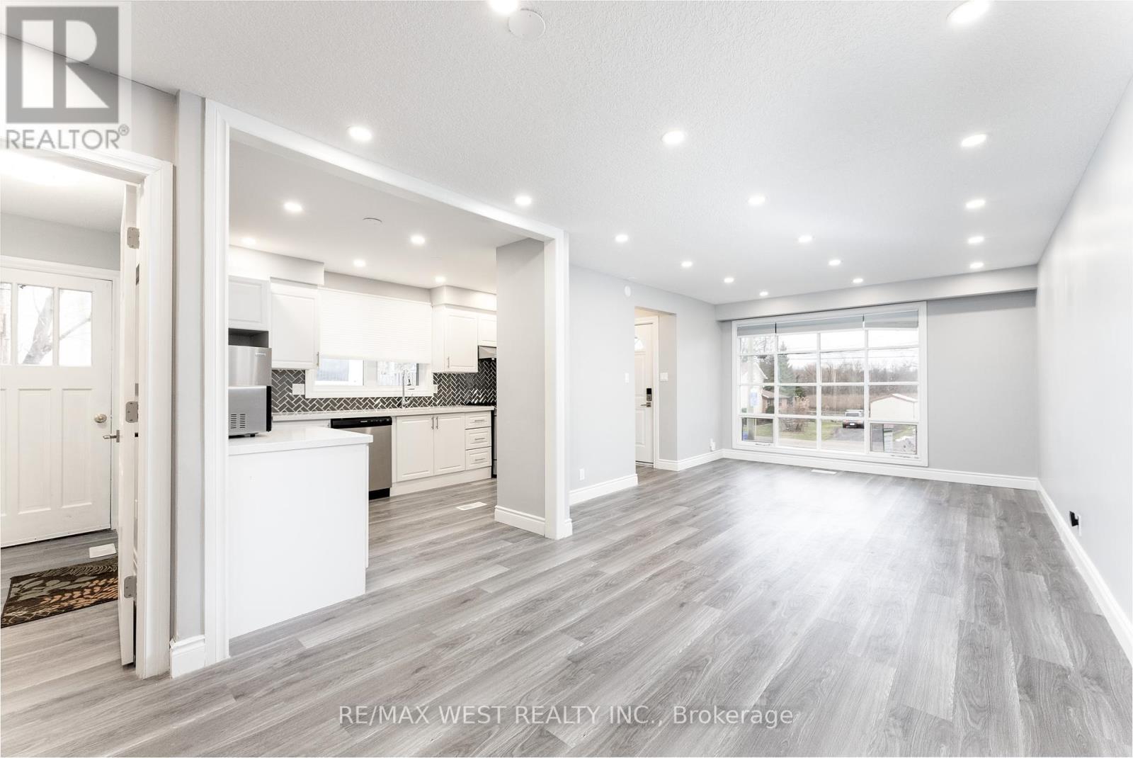 368 Fountain Street S, Cambridge, ON - Indoor Photo Showing Kitchen With Upgraded Kitchen
