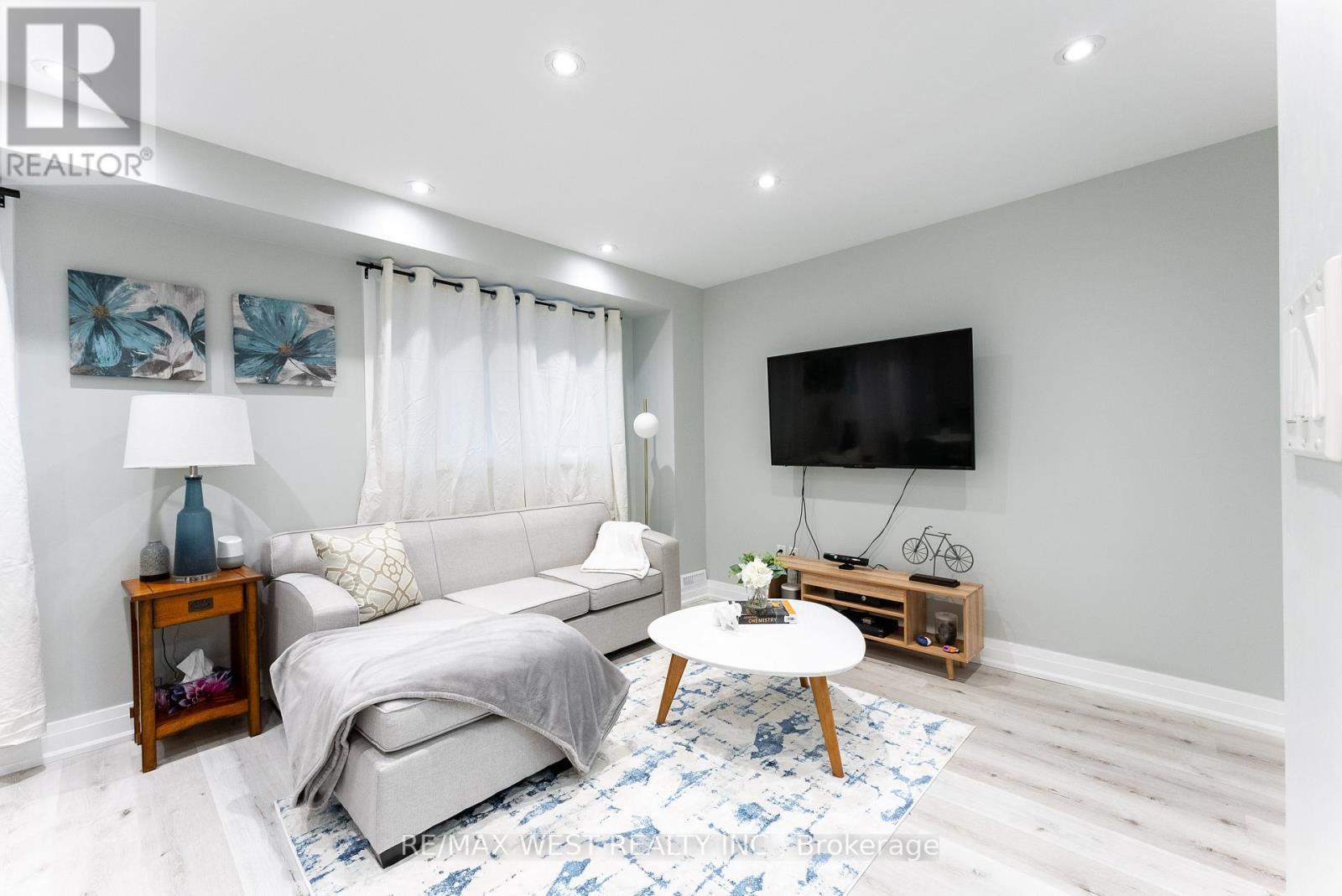 368 Fountain Street S, Cambridge, ON - Indoor Photo Showing Living Room
