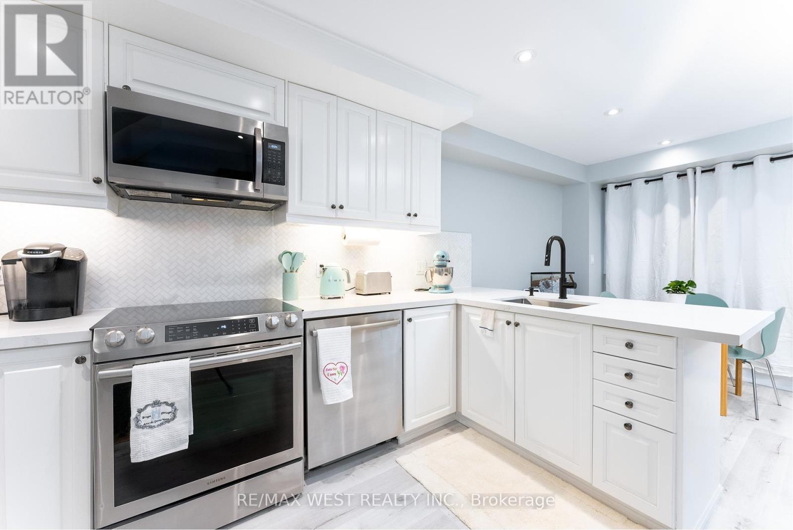 368 Fountain Street S, Cambridge, ON - Indoor Photo Showing Kitchen