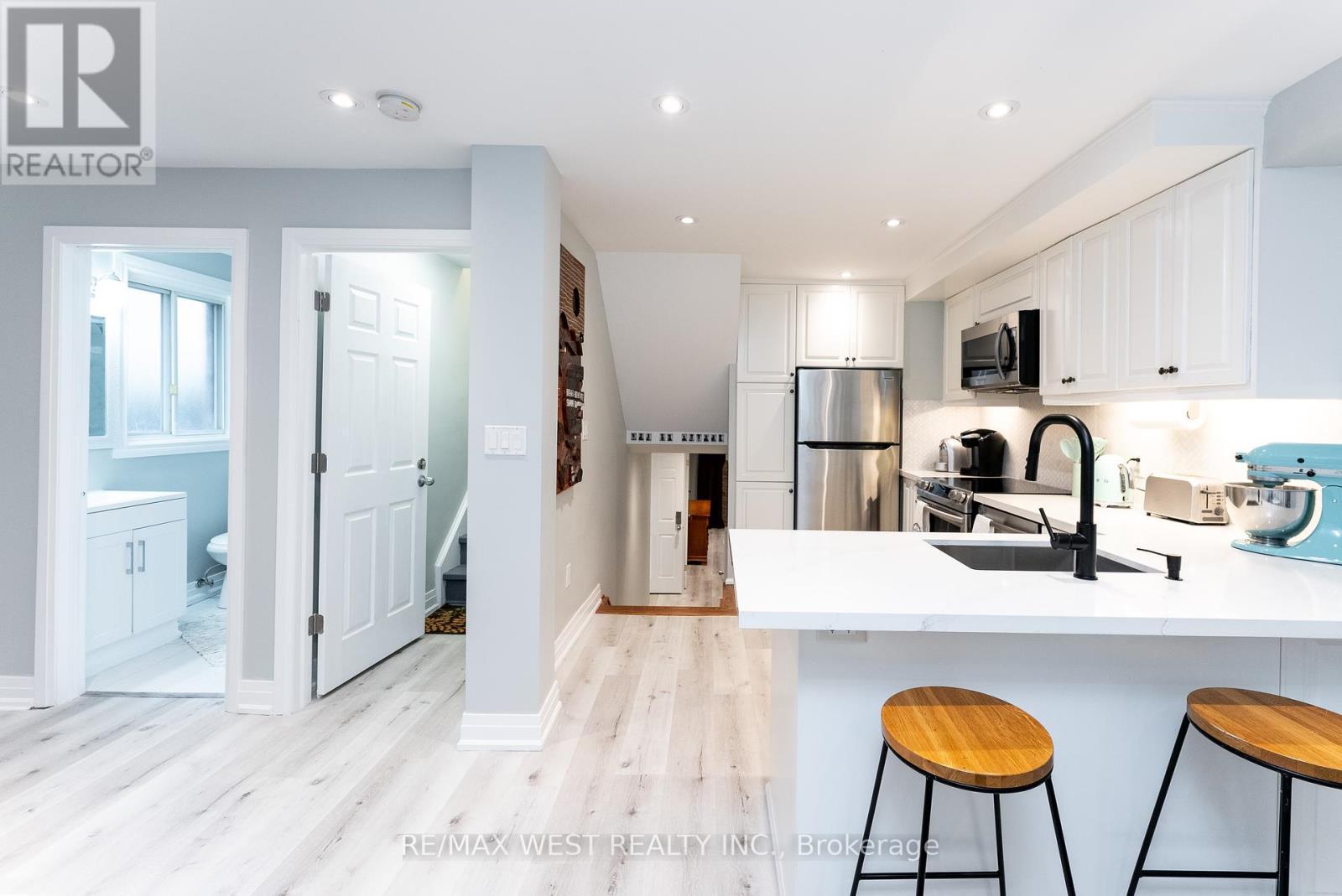 368 Fountain Street S, Cambridge, ON - Indoor Photo Showing Kitchen With Upgraded Kitchen