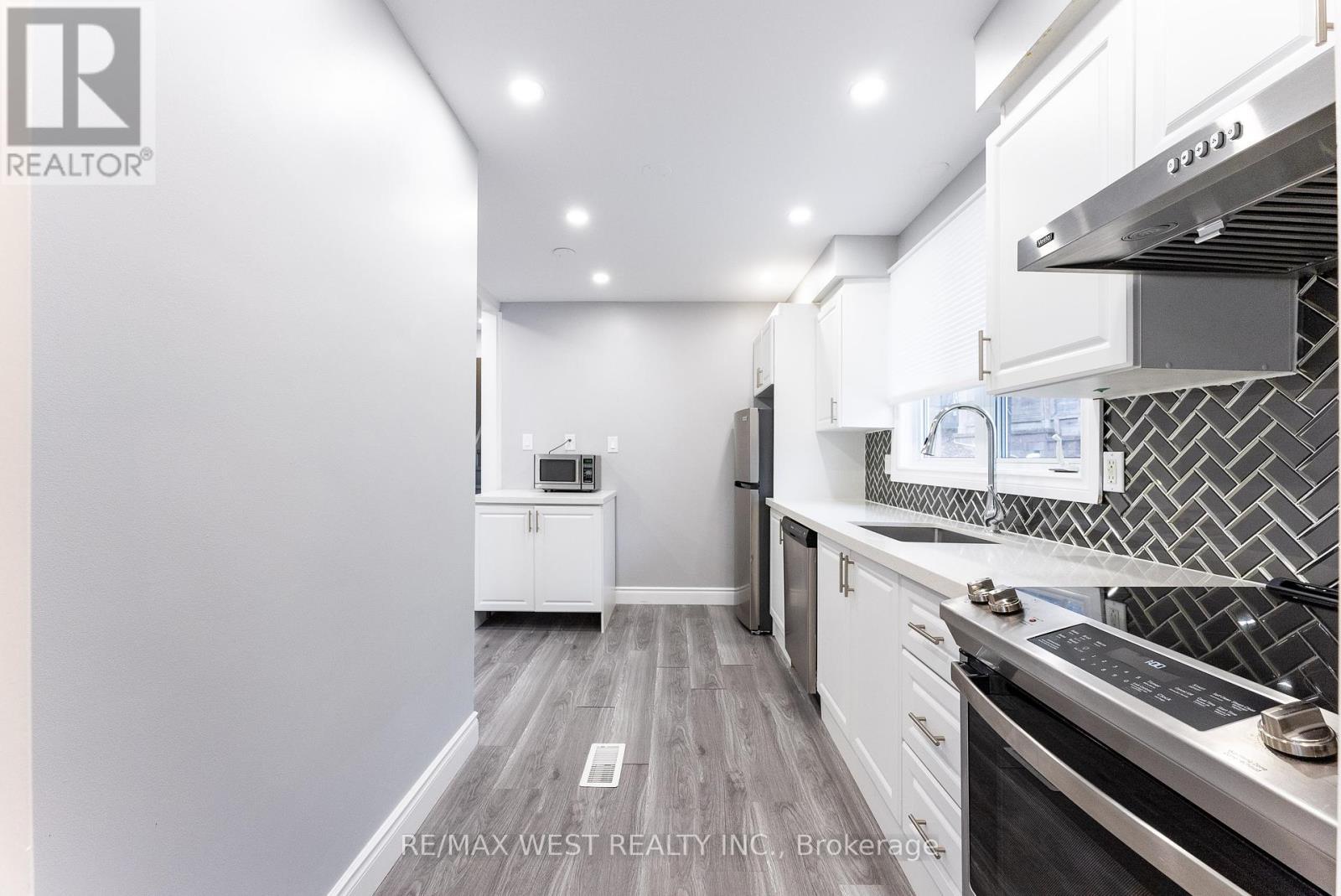 368 Fountain Street S, Cambridge, ON - Indoor Photo Showing Kitchen With Upgraded Kitchen