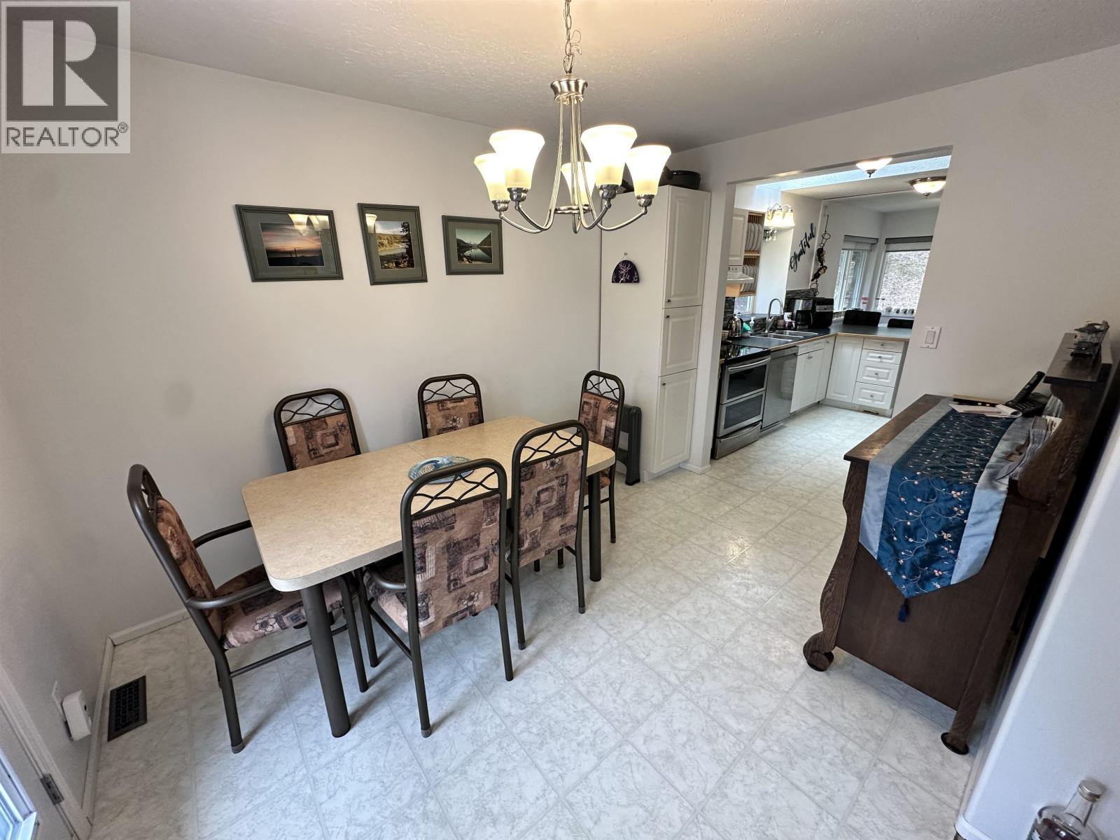 5236 Kallum Drive, 108 Mile Ranch, BC - Indoor Photo Showing Dining Room