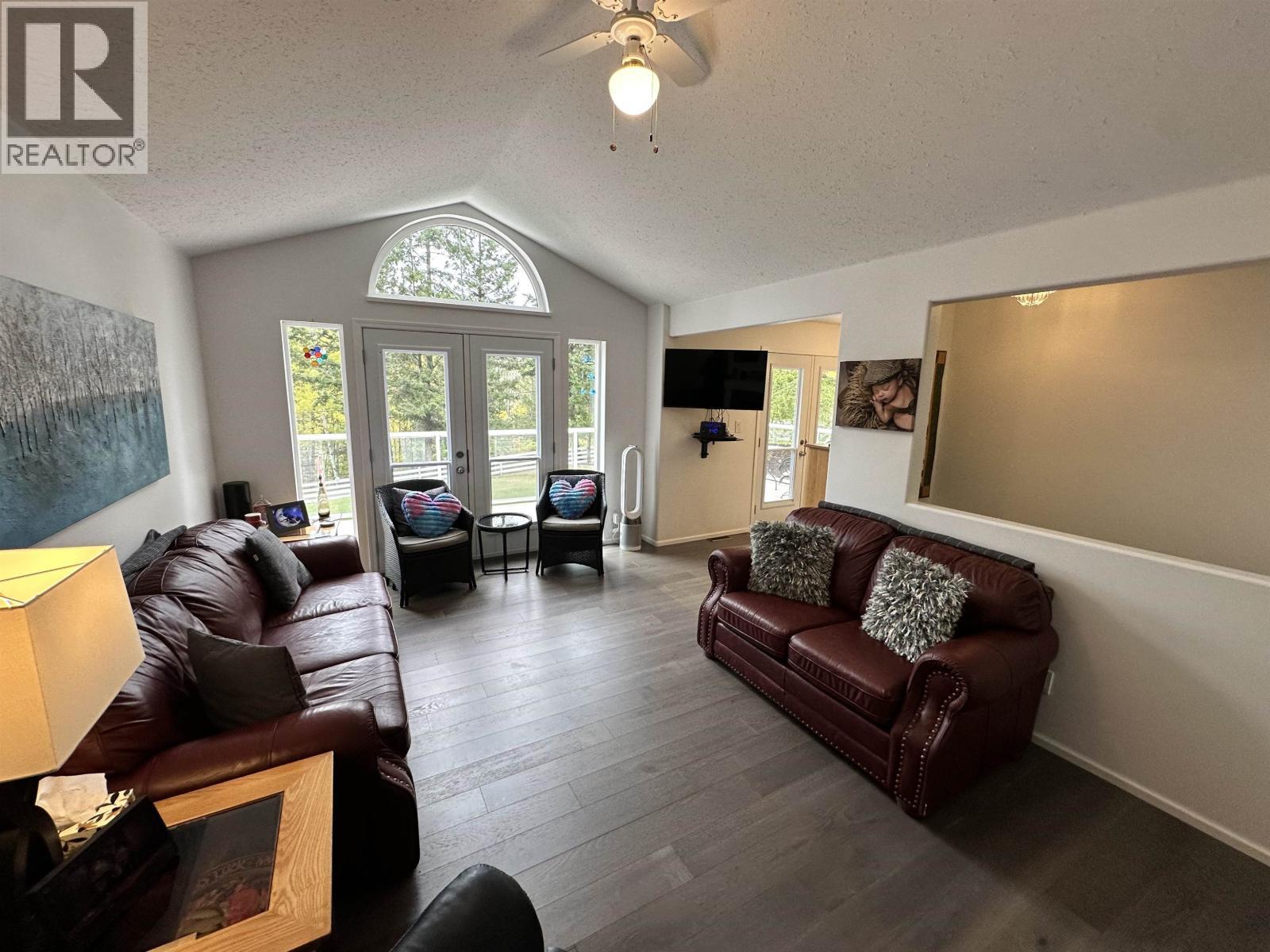 5236 Kallum Drive, 108 Mile Ranch, BC - Indoor Photo Showing Living Room