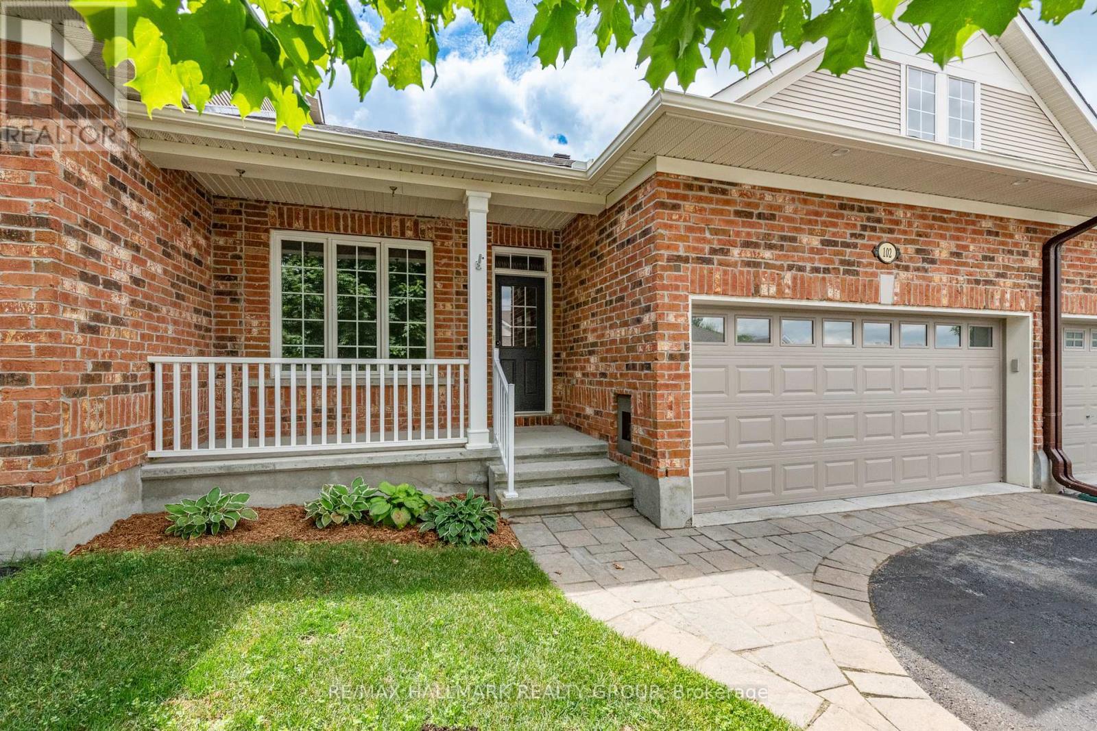 Cozy covered front porch - 102 Kelso Private, Ottawa, ON - Outdoor With Deck Patio Veranda