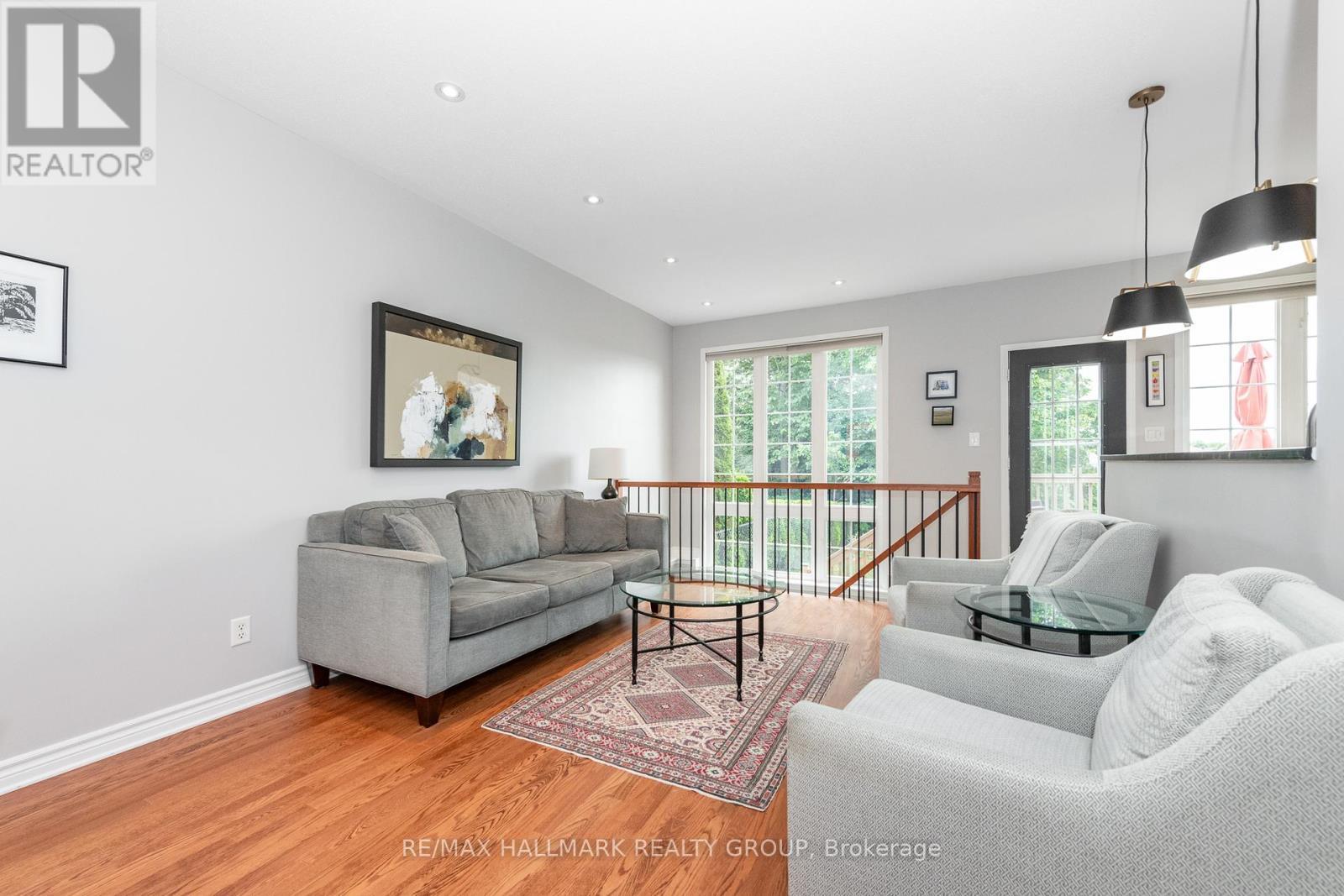 102 Kelso Private, Ottawa, ON - Indoor Photo Showing Living Room