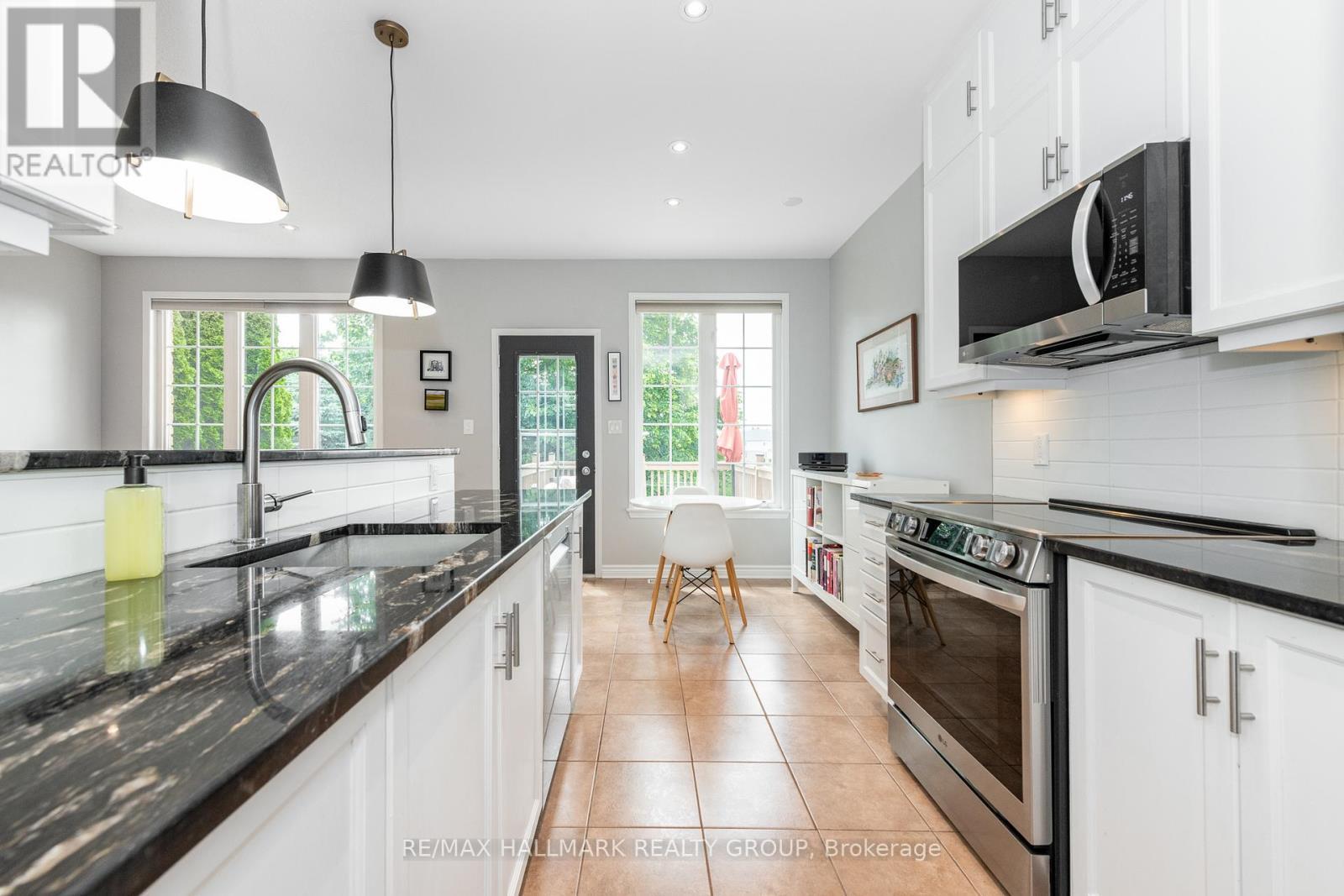 102 Kelso Private, Ottawa, ON - Indoor Photo Showing Kitchen With Upgraded Kitchen