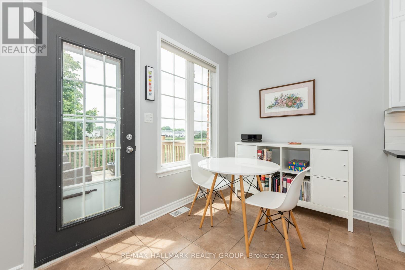 Plenty of windows in the bright eating area - 102 Kelso Private, Ottawa, ON - Indoor Photo Showing Dining Room
