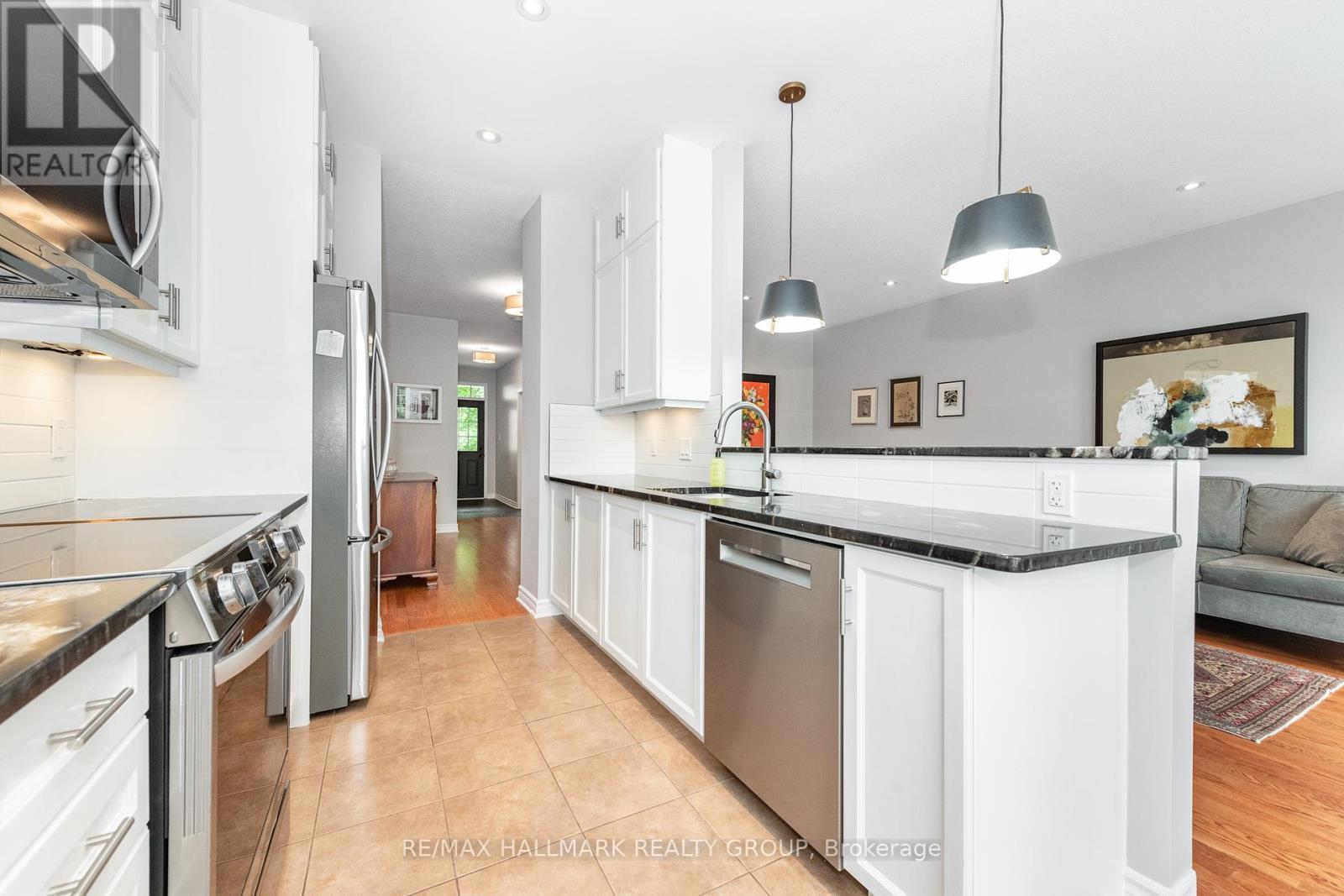 102 Kelso Private, Ottawa, ON - Indoor Photo Showing Kitchen With Upgraded Kitchen