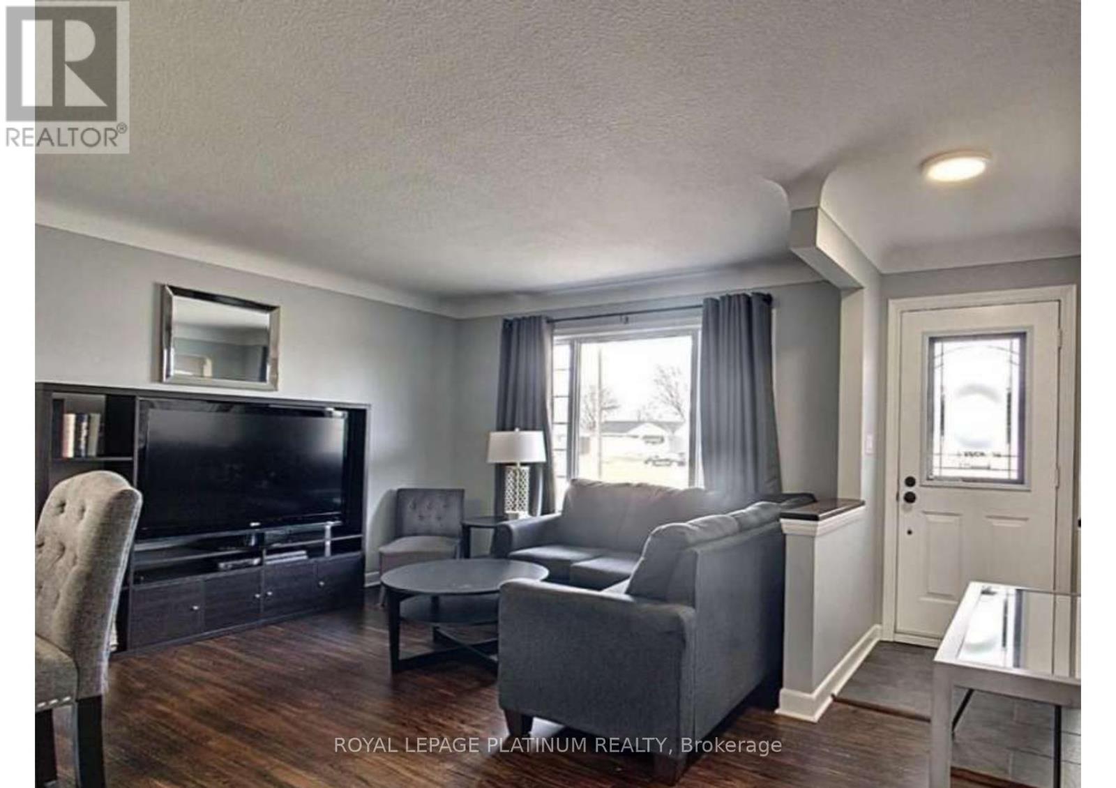 134 Glen Morris Drive, St. Catharines, ON - Indoor Photo Showing Living Room
