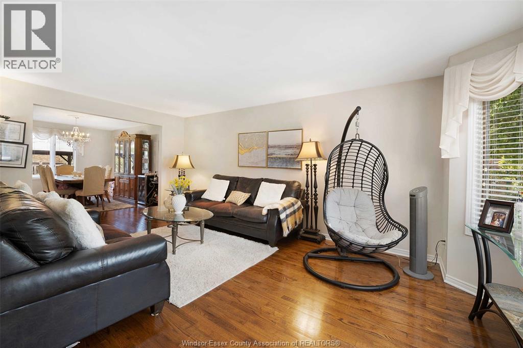 2092 Lesperance, Tecumseh, ON - Indoor Photo Showing Living Room