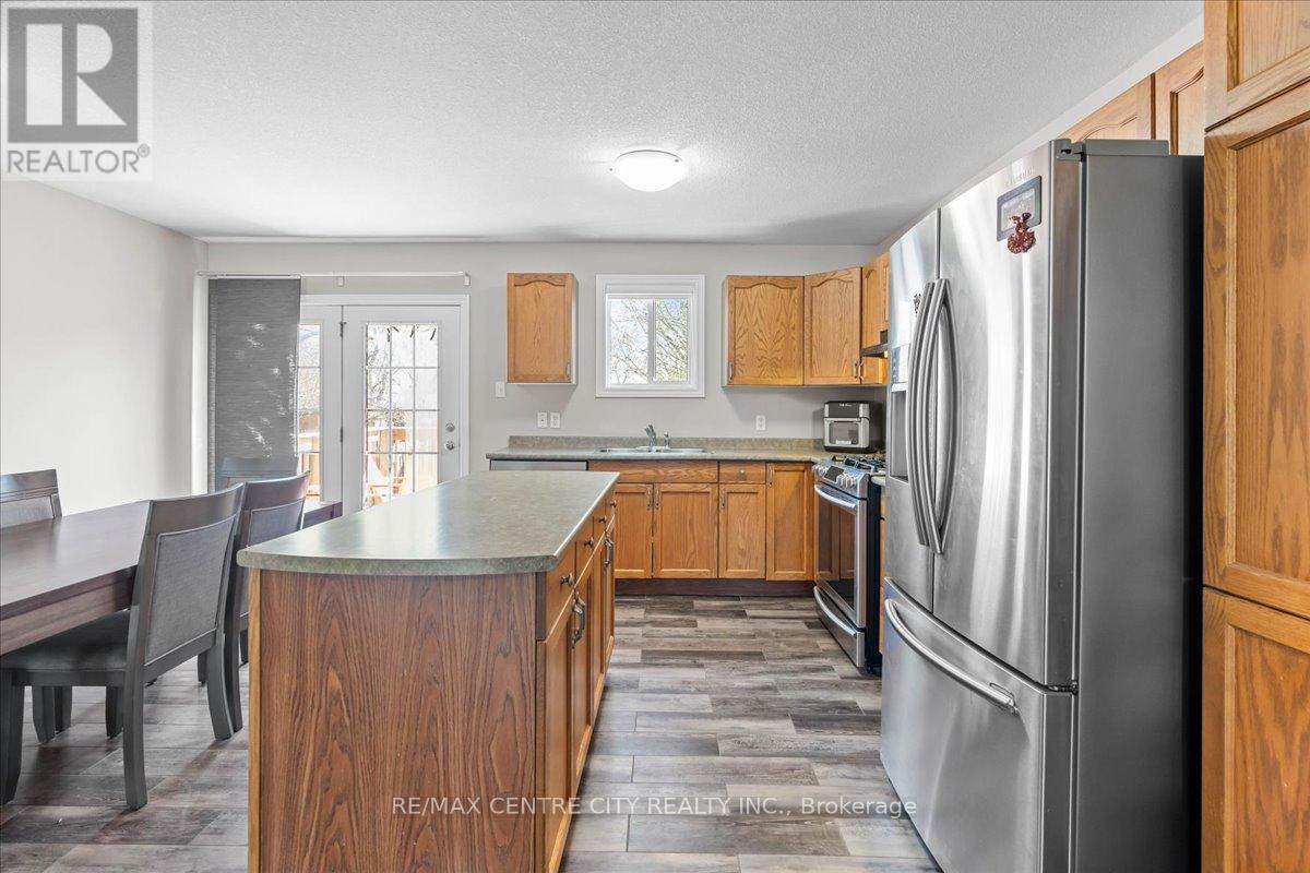 19 Dell Drive, Strathroy-Caradoc (Sw), ON - Indoor Photo Showing Kitchen With Stainless Steel Kitchen