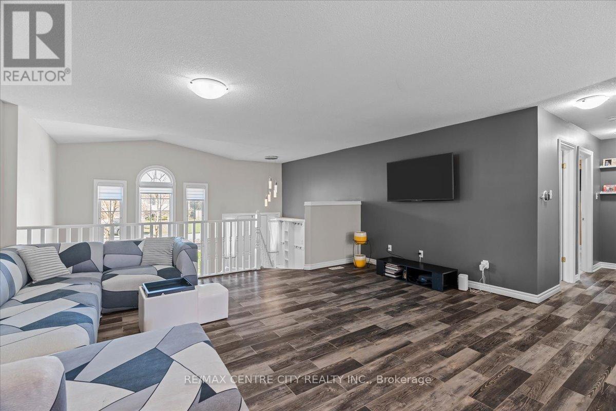 19 Dell Drive, Strathroy-Caradoc (Sw), ON - Indoor Photo Showing Living Room
