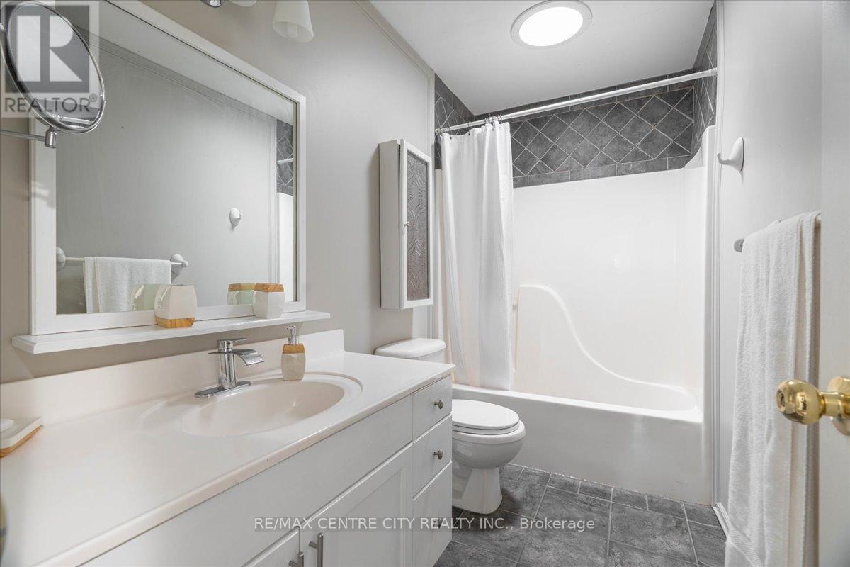 19 Dell Drive, Strathroy-Caradoc (Sw), ON - Indoor Photo Showing Bathroom