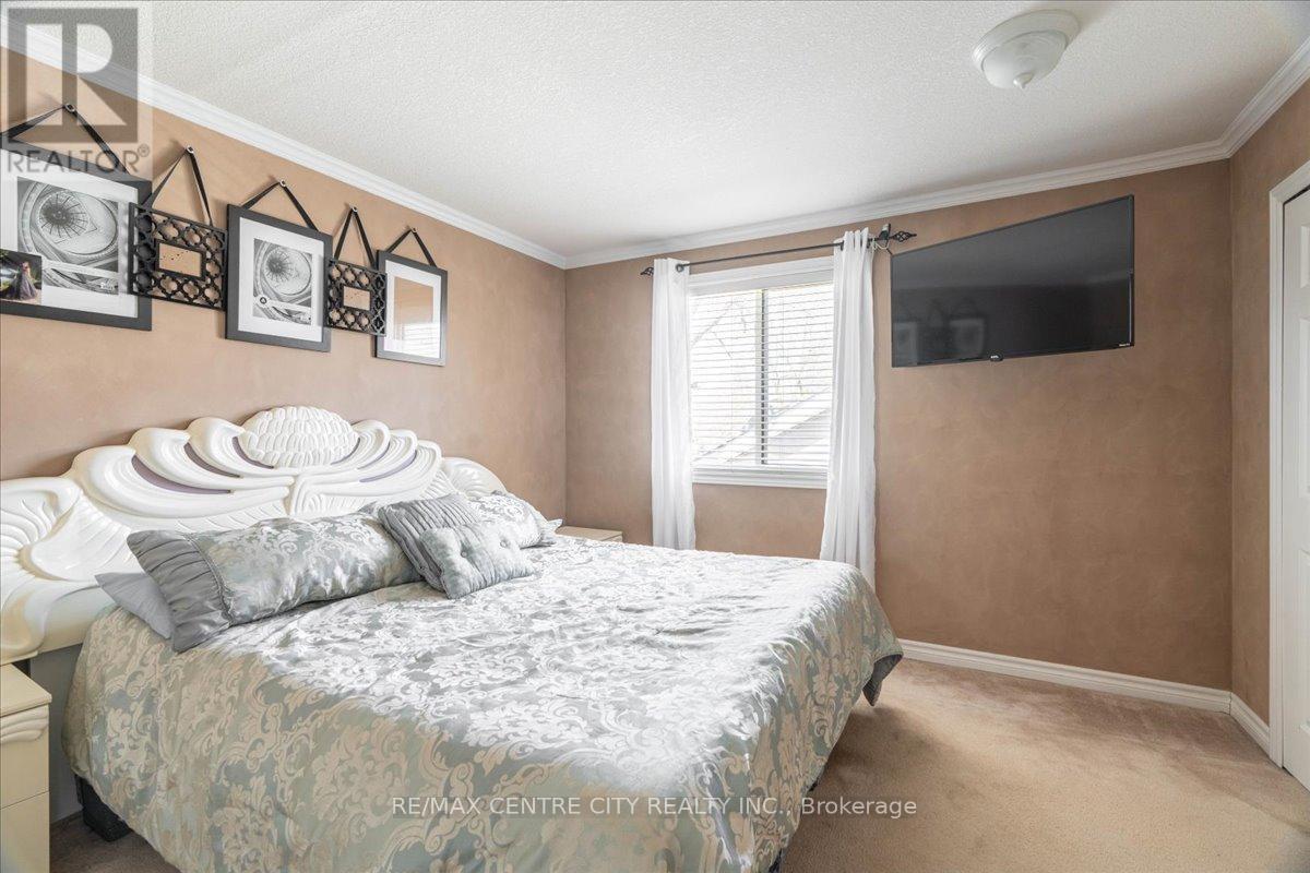 19 Dell Drive, Strathroy-Caradoc (Sw), ON - Indoor Photo Showing Bedroom