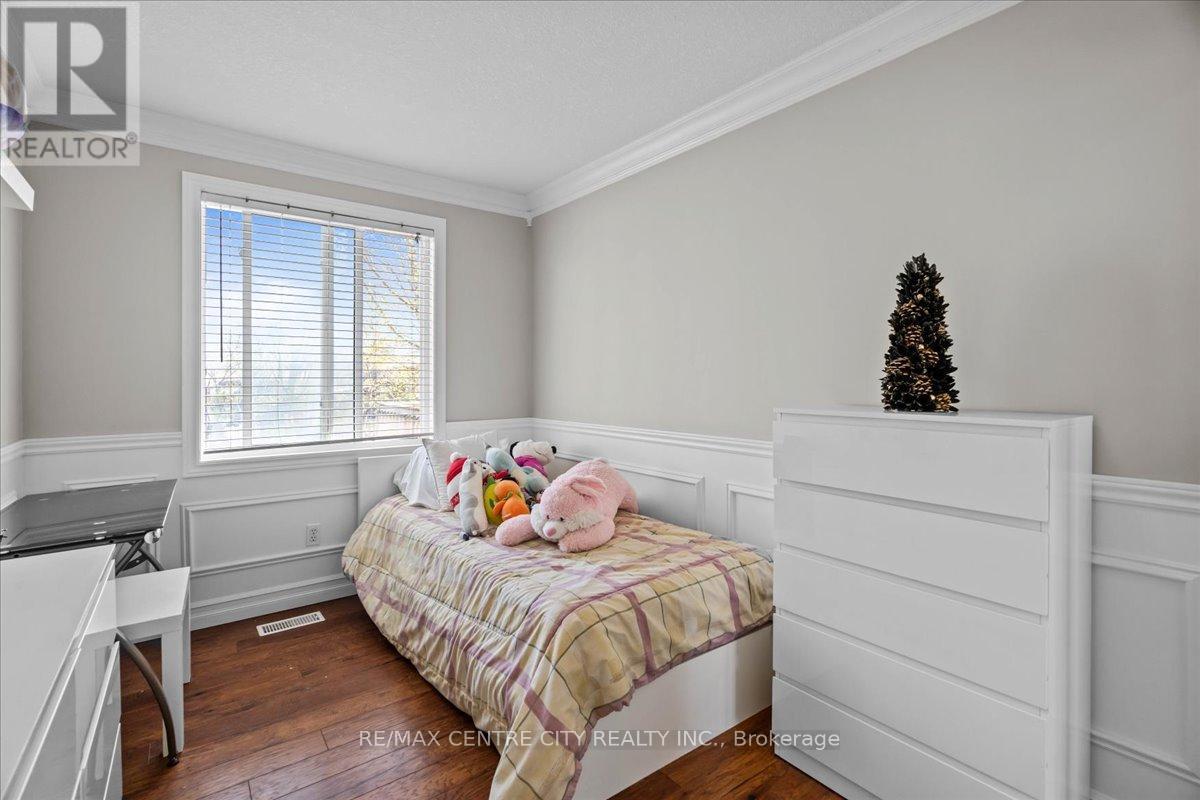 19 Dell Drive, Strathroy-Caradoc (Sw), ON - Indoor Photo Showing Bedroom