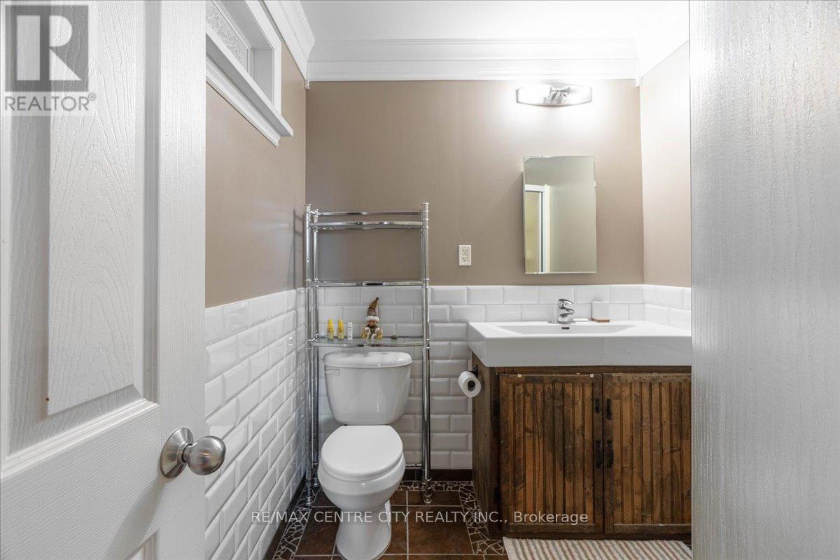 19 Dell Drive, Strathroy-Caradoc (Sw), ON - Indoor Photo Showing Bathroom