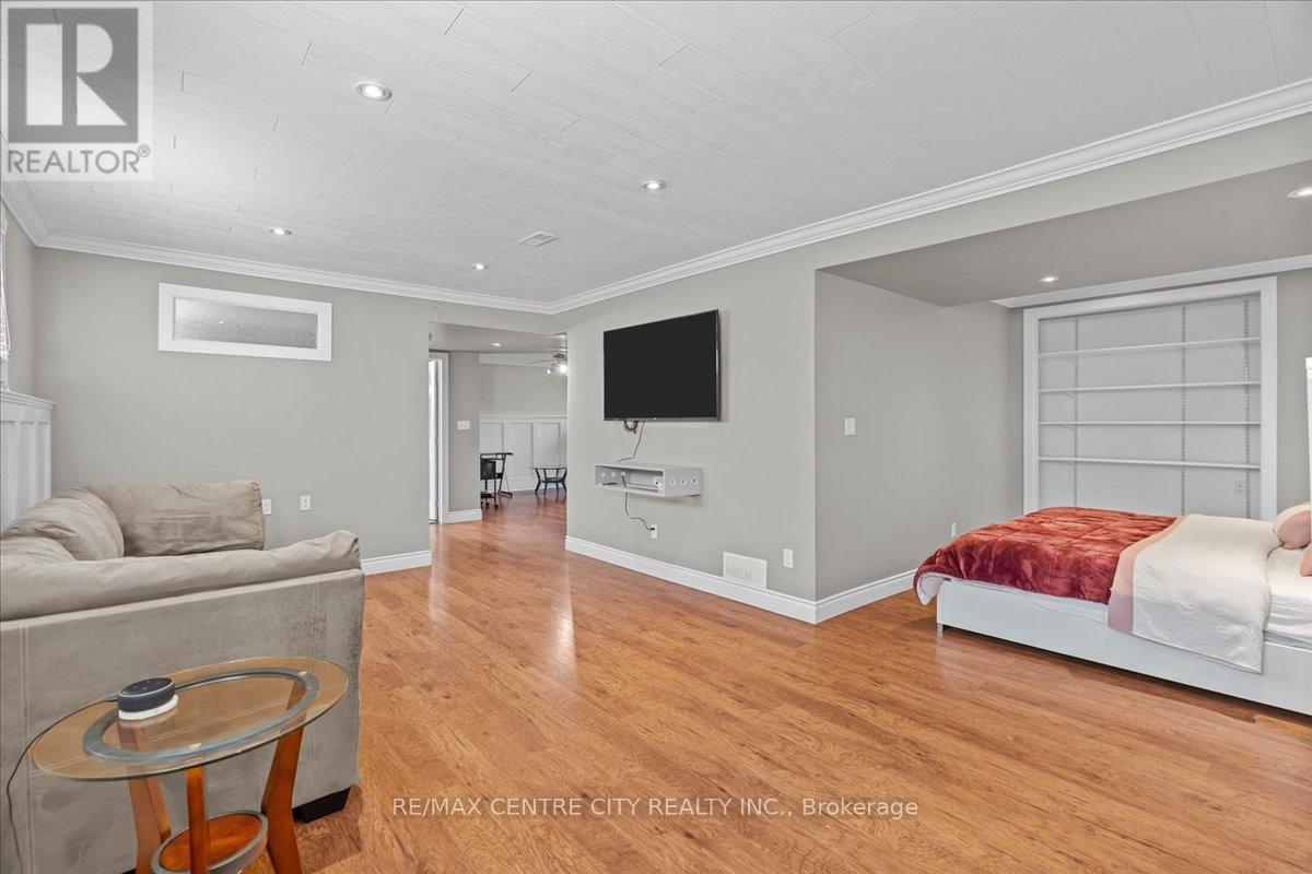 19 Dell Drive, Strathroy-Caradoc (Sw), ON - Indoor