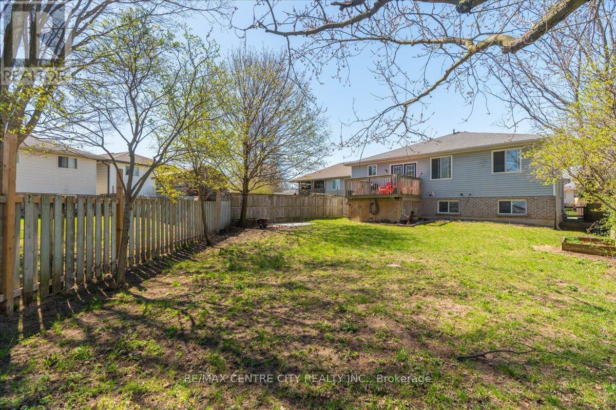 19 Dell Drive, Strathroy-Caradoc (Sw), ON - Outdoor