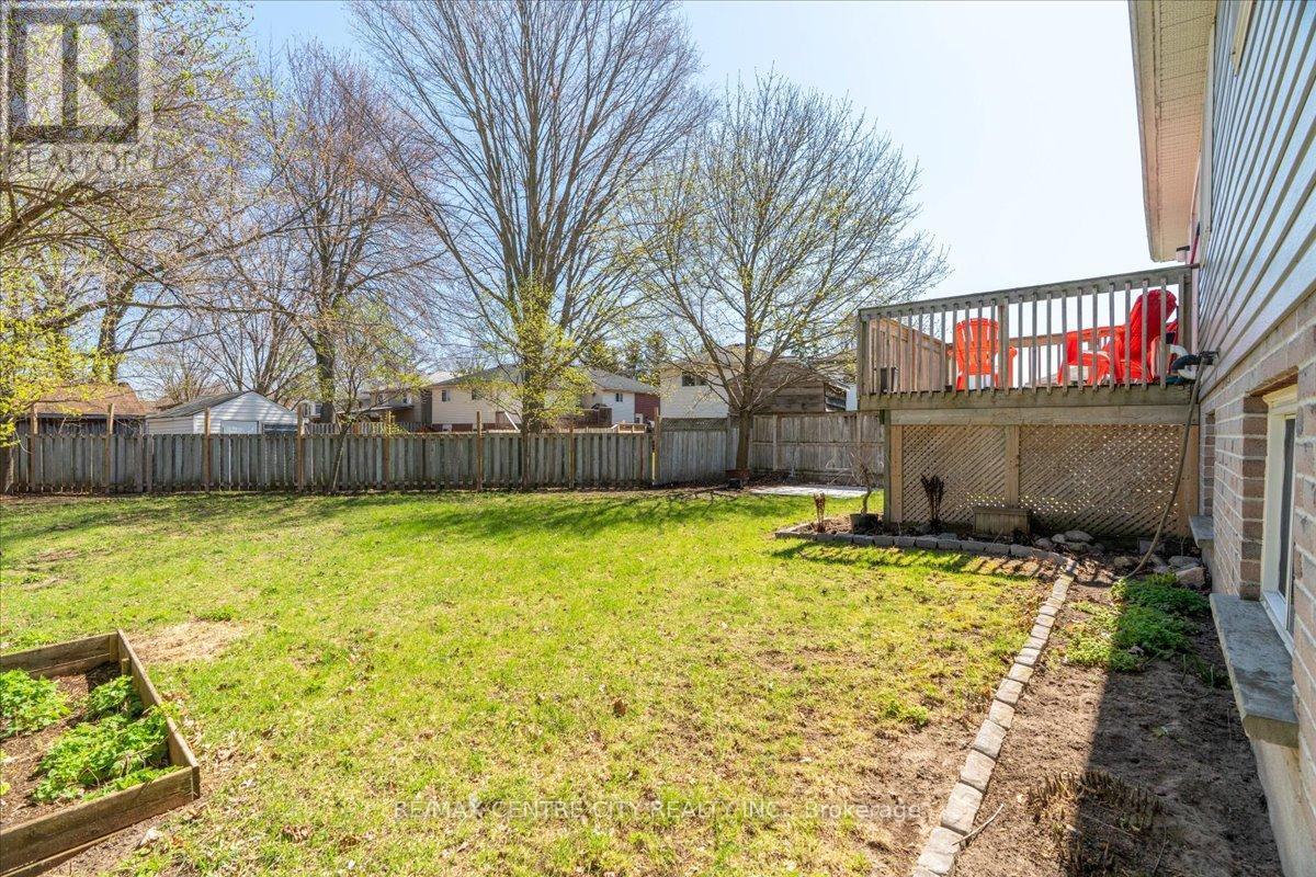 19 Dell Drive, Strathroy-Caradoc (Sw), ON - Outdoor With Deck Patio Veranda