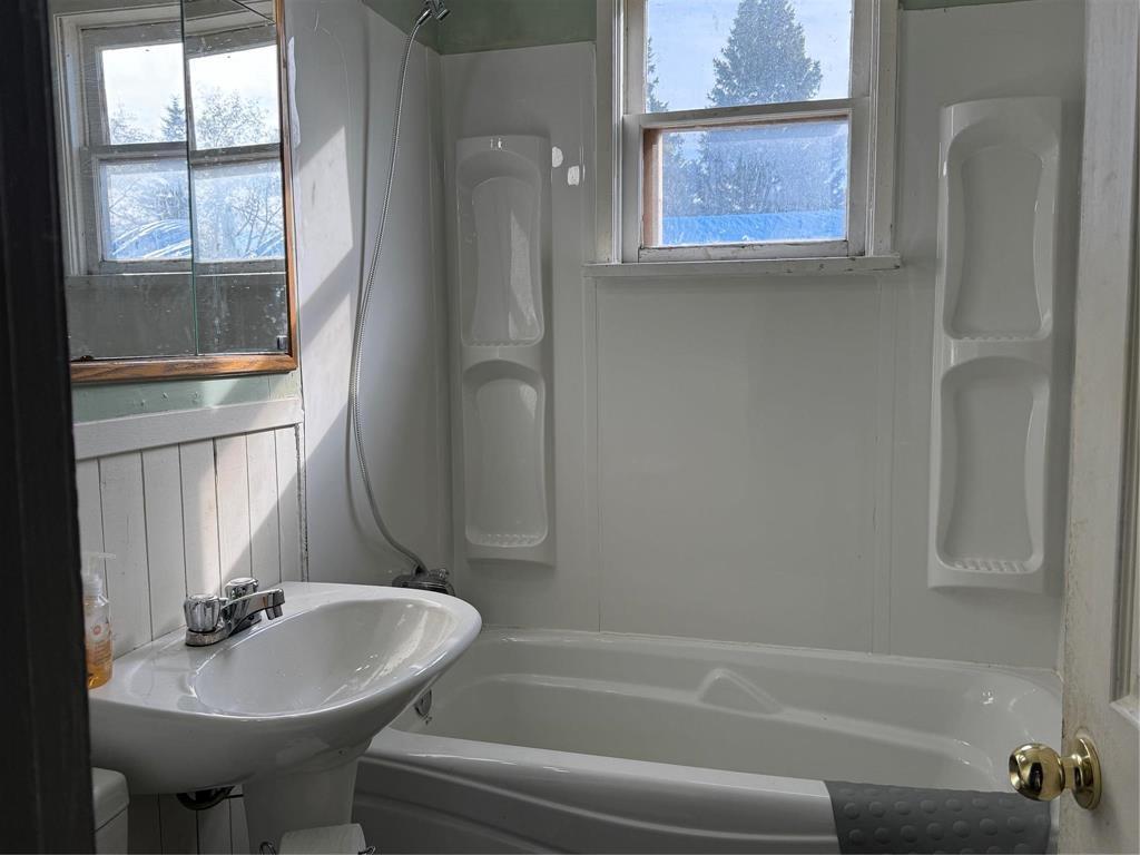 315 2Nd Avenue, Swan River, MB - Indoor Photo Showing Bathroom