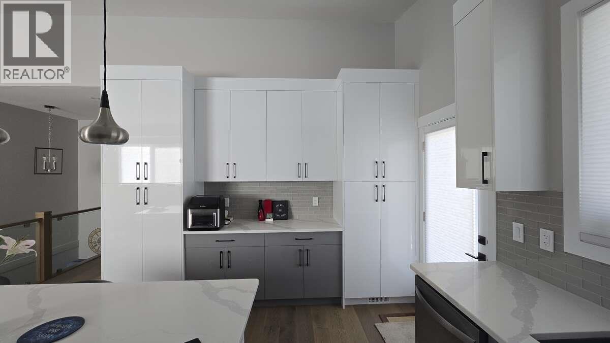 2852 Canyon Crest Drive, West Kelowna, BC - Indoor Photo Showing Kitchen
