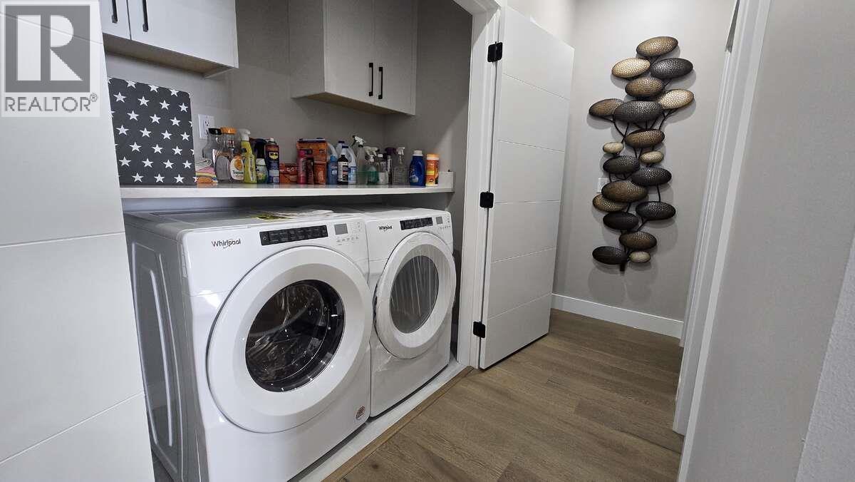 2852 Canyon Crest Drive, West Kelowna, BC - Indoor Photo Showing Laundry Room