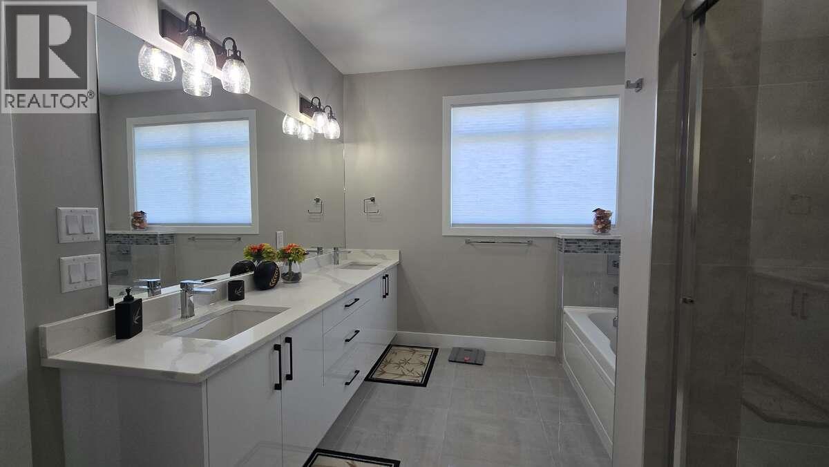 2852 Canyon Crest Drive, West Kelowna, BC - Indoor Photo Showing Bathroom