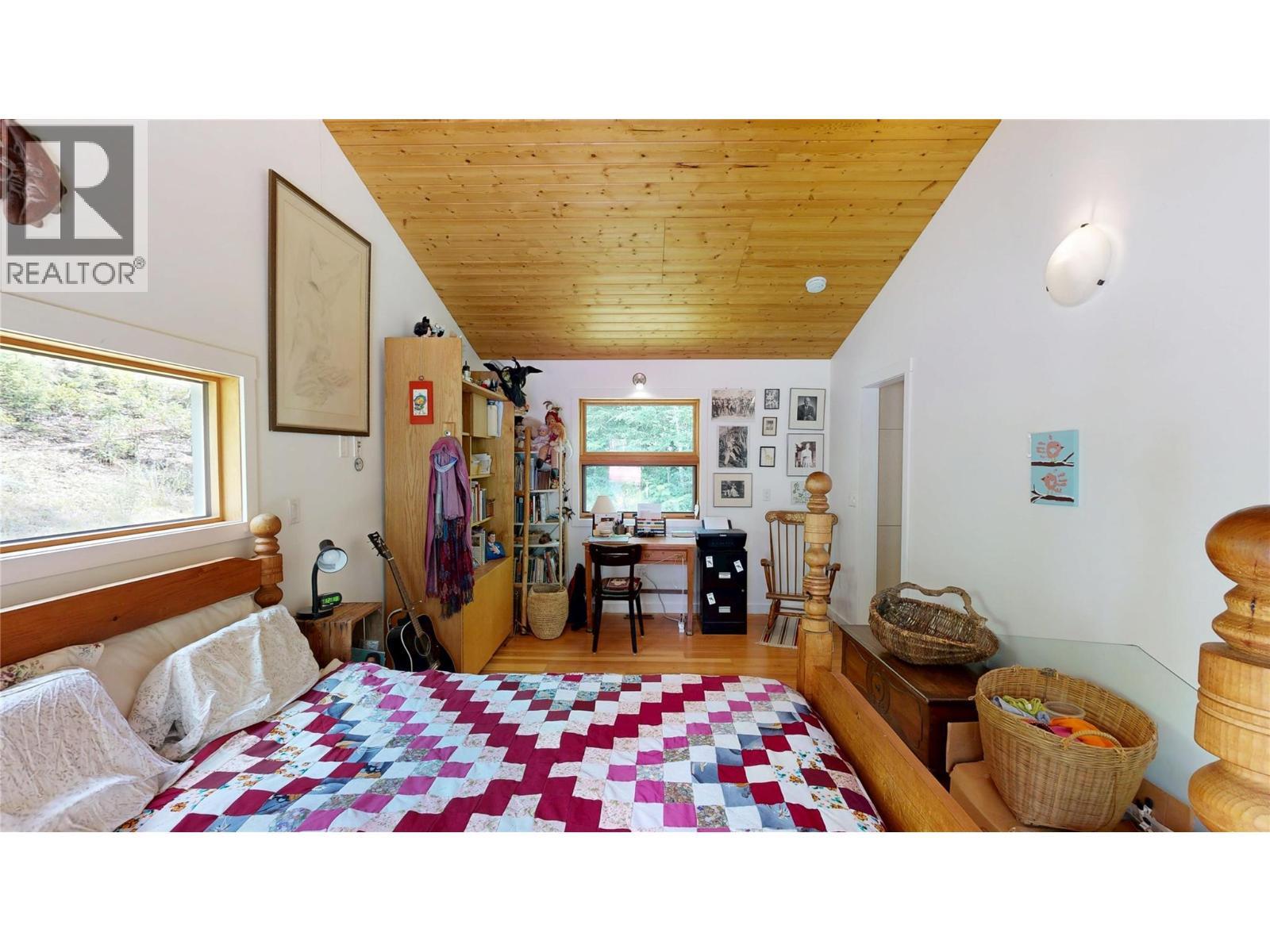 1427 Hartley Road, Golden, BC - Indoor Photo Showing Bedroom