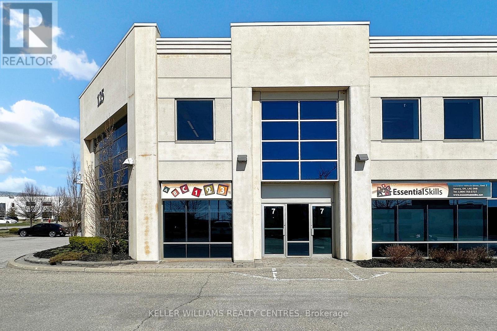 7 - 125 Don Hillock Drive, Aurora, ON